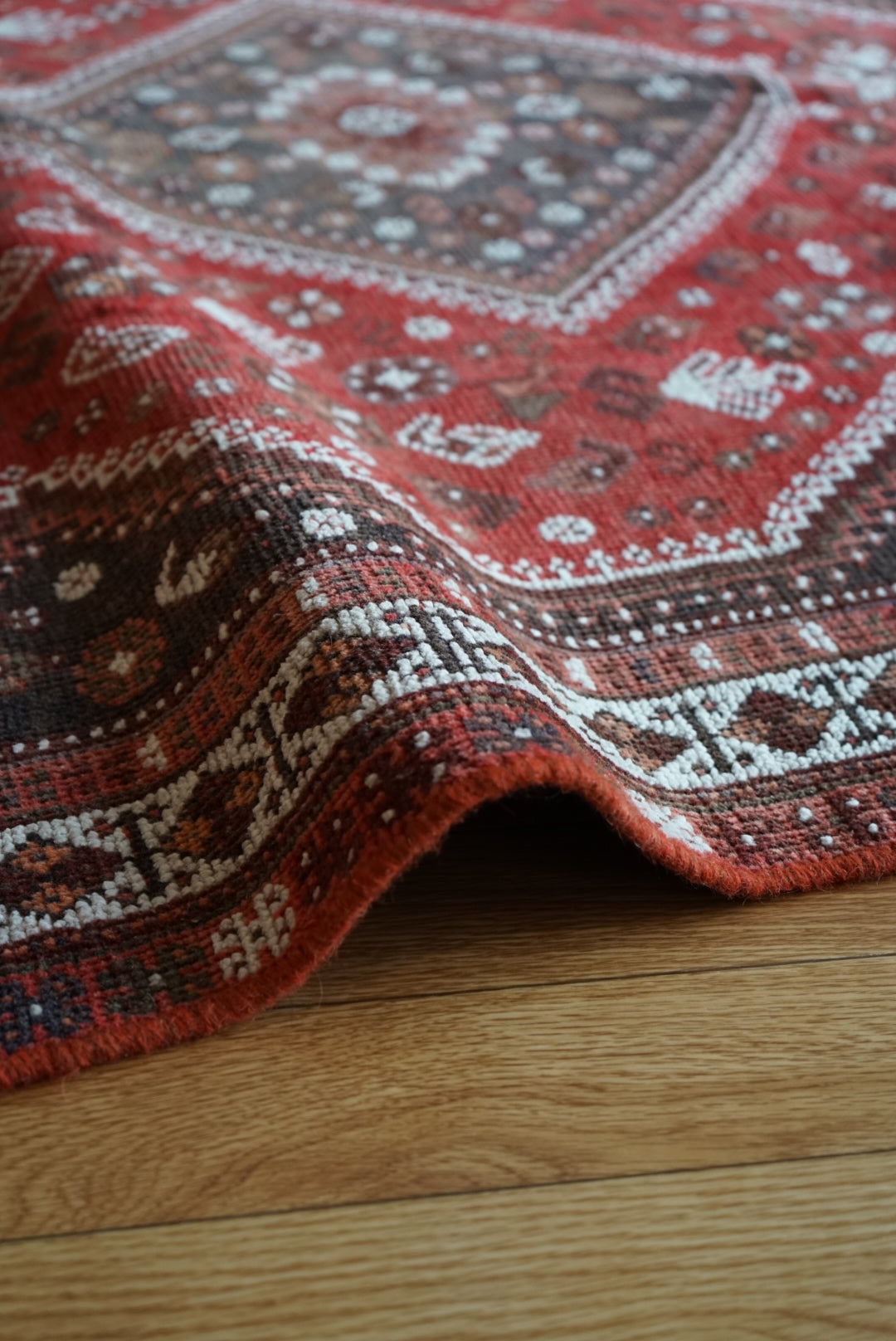 店頭販売 Türkiye Old Persia Design Red , Black 1960年代 263 × 145 cm No.TR25515 / 国内送料無料・羊毛手織り絨毯