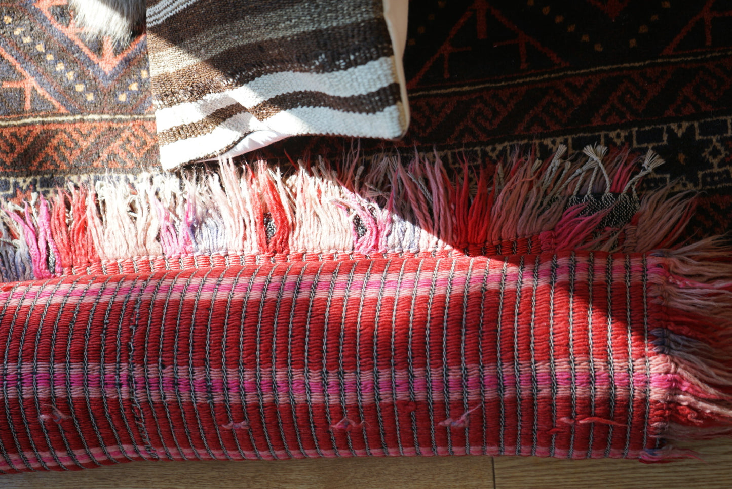Türkiye Old Kilim Shaggy Pink , Red 1960年代 195 × 144 cm No.TR25546 / 国内送料無料・羊毛手織りキリム