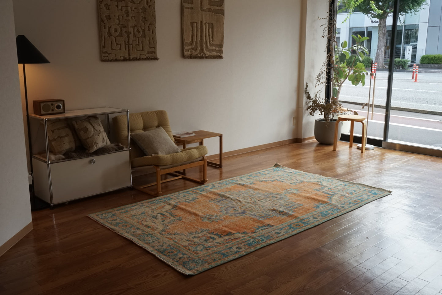 Türkiye Old Isparta Beige , Orange , Blue , Green Flower Medallion 1970年代 232 × 132 cm No.TR25510 / 国内送料無料・羊毛手織り絨毯