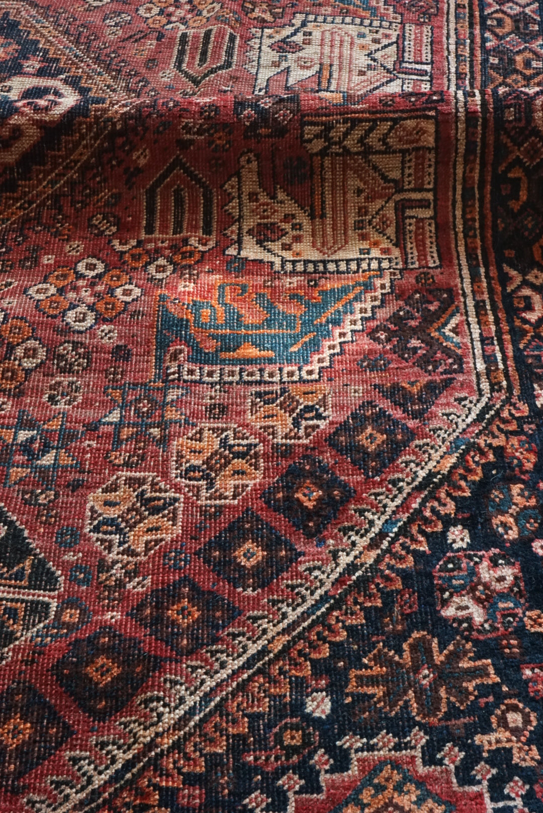 店頭販売 IRAN ANTIQUE SHIRAZ QASHQAI HEYBATLO 1880年代 235 × 148 cm / 国内送料無料・羊毛手織り絨毯