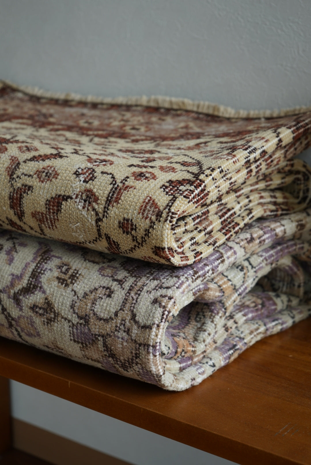Türkiye Old Isparta Beige , Azuki Color Flower 1970年代 198.5 × 117 cm No.TR25519 / 国内送料無料・羊毛手織り絨毯