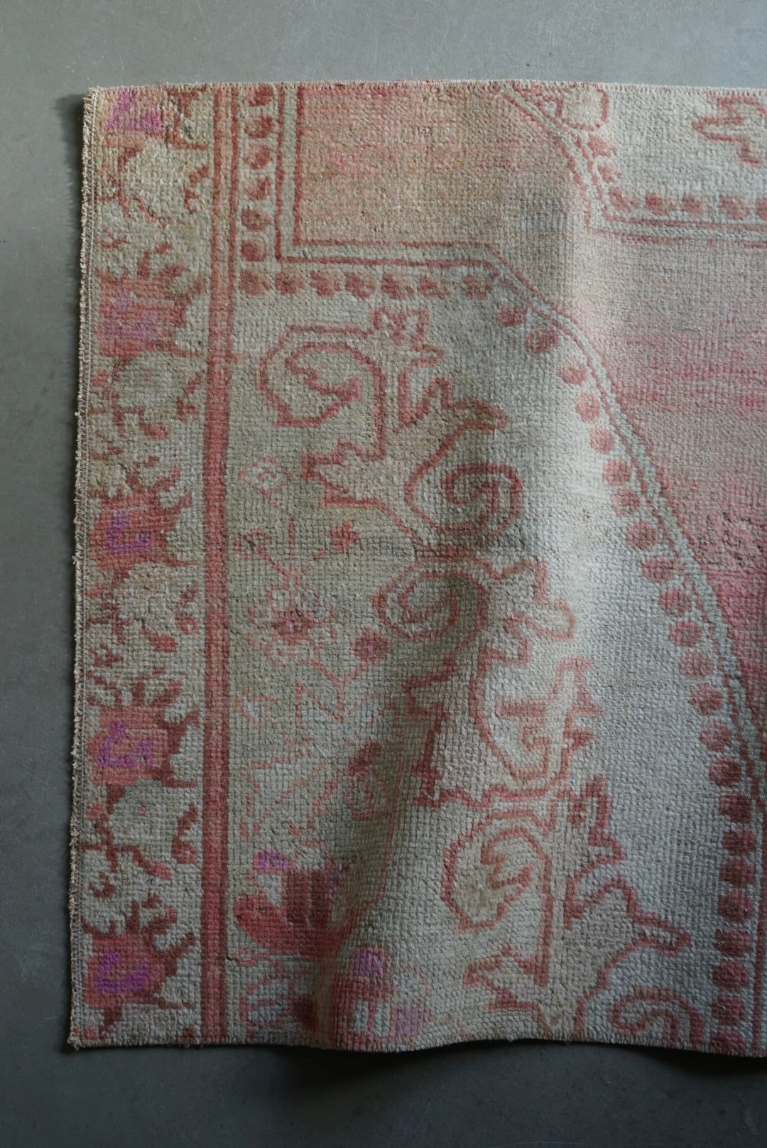 Türkiye Old Oushak Rose Pink Small size 1970年代 137 × 91 cm No.TR25244