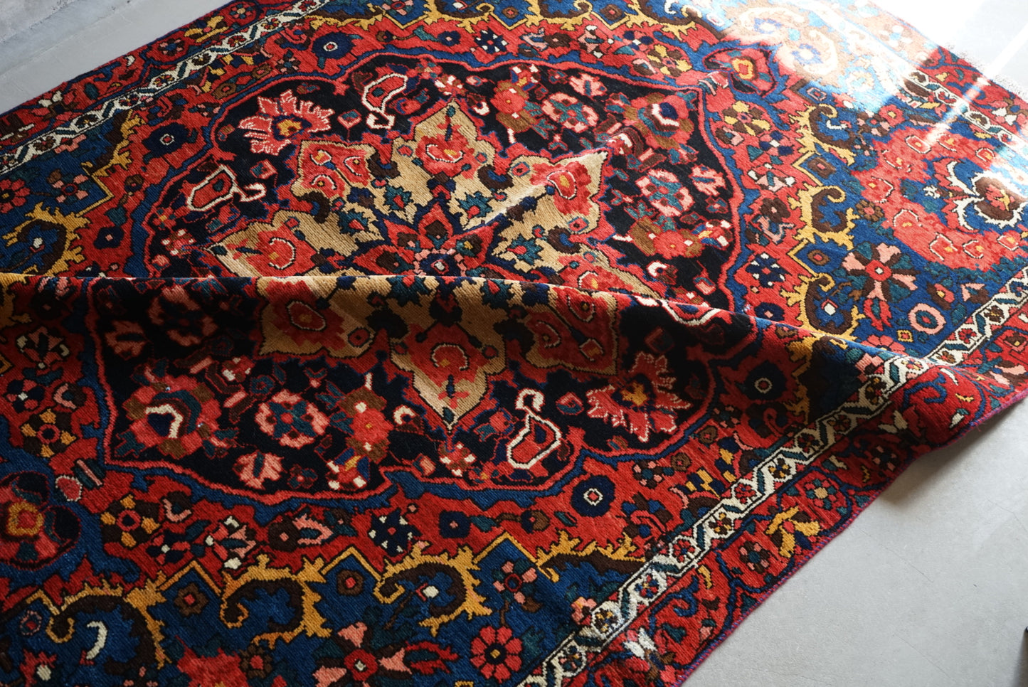 IRAN ANTIQUE BAKHTIARI
1900年代 193 × 132.5 cm