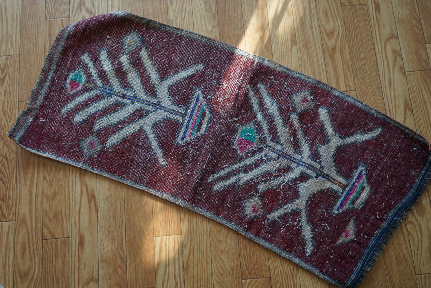 Türkiye Old Oushak Wine Red Flower 1970年代 111 × 49 cm No.TR25538 / 国内送料無料・羊毛手織り絨毯