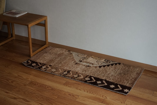 Türkiye Old Oushak Beige , Brown 1970年代 115 × 53 cm No.TR25499 / 国内送料無料・羊毛手織り絨毯