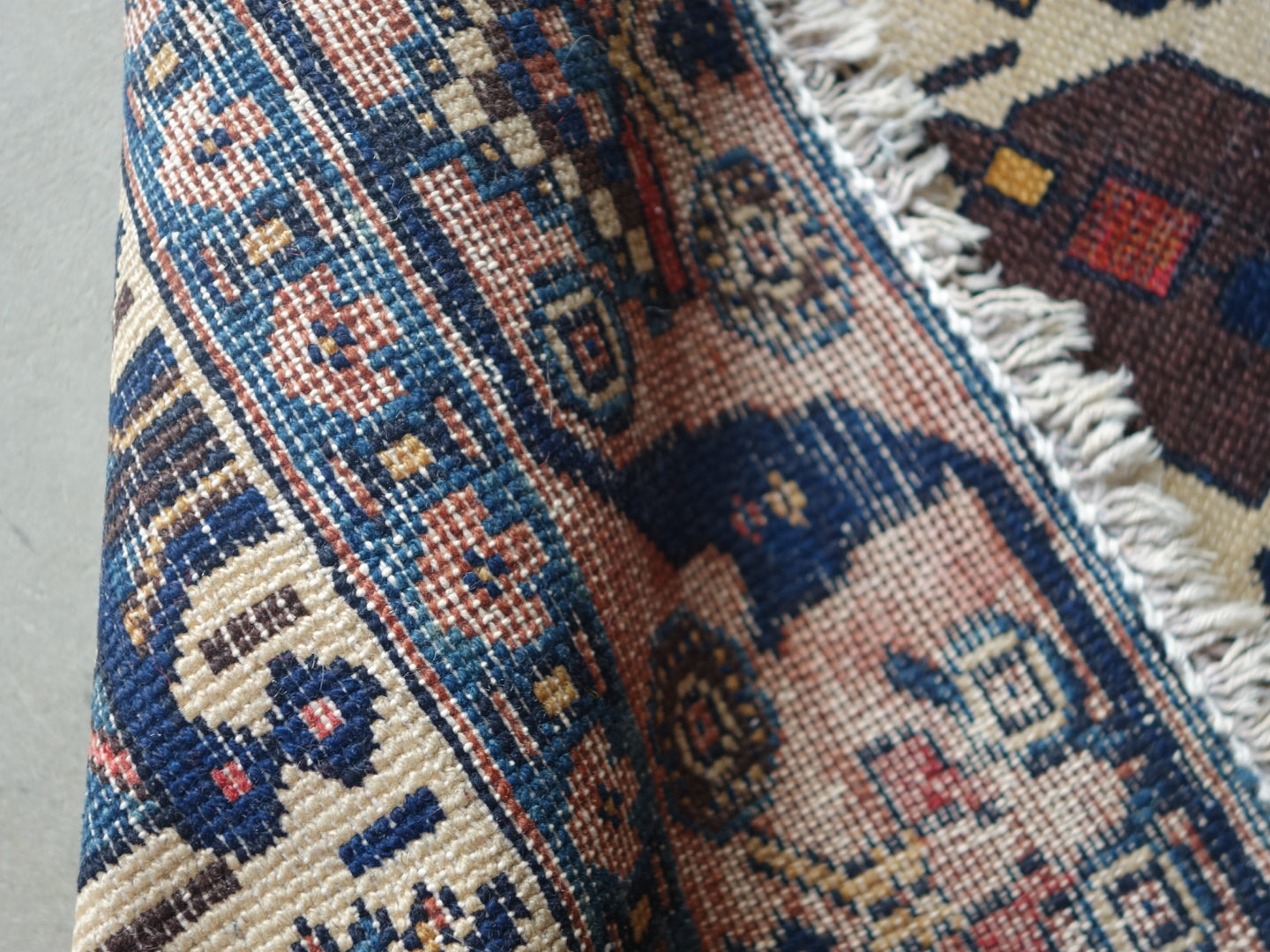 店頭販売 IRAN ANTIQUE BAKHTIARI GAVAN BUSHES
1870年代 185.5 × 146 cm