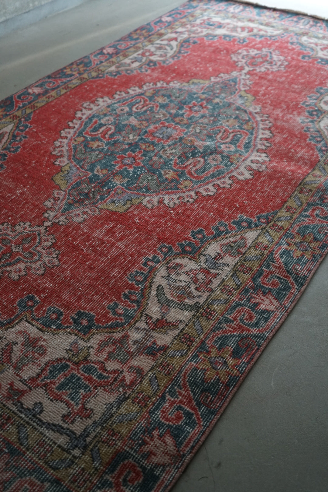 TURKEY OLD ISPARTA RED 1970年代 198 × 109 cm No.TR25143