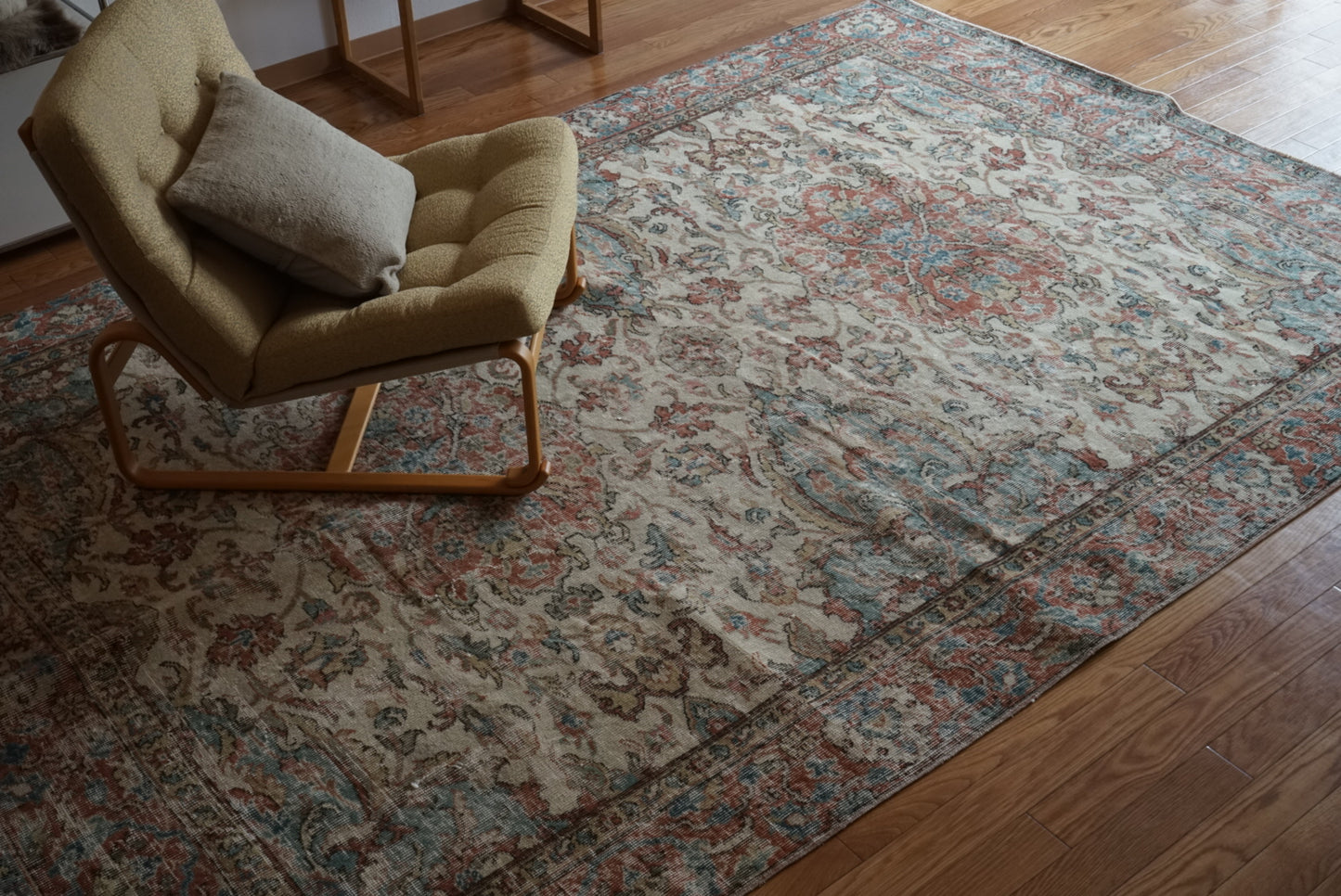 Türkiye Old Isparta Beige , Bric Red , Saxe Blue Flower 1970年代 286 × 189 cm No.TR25506 / 国内送料無料・羊毛手織り絨毯