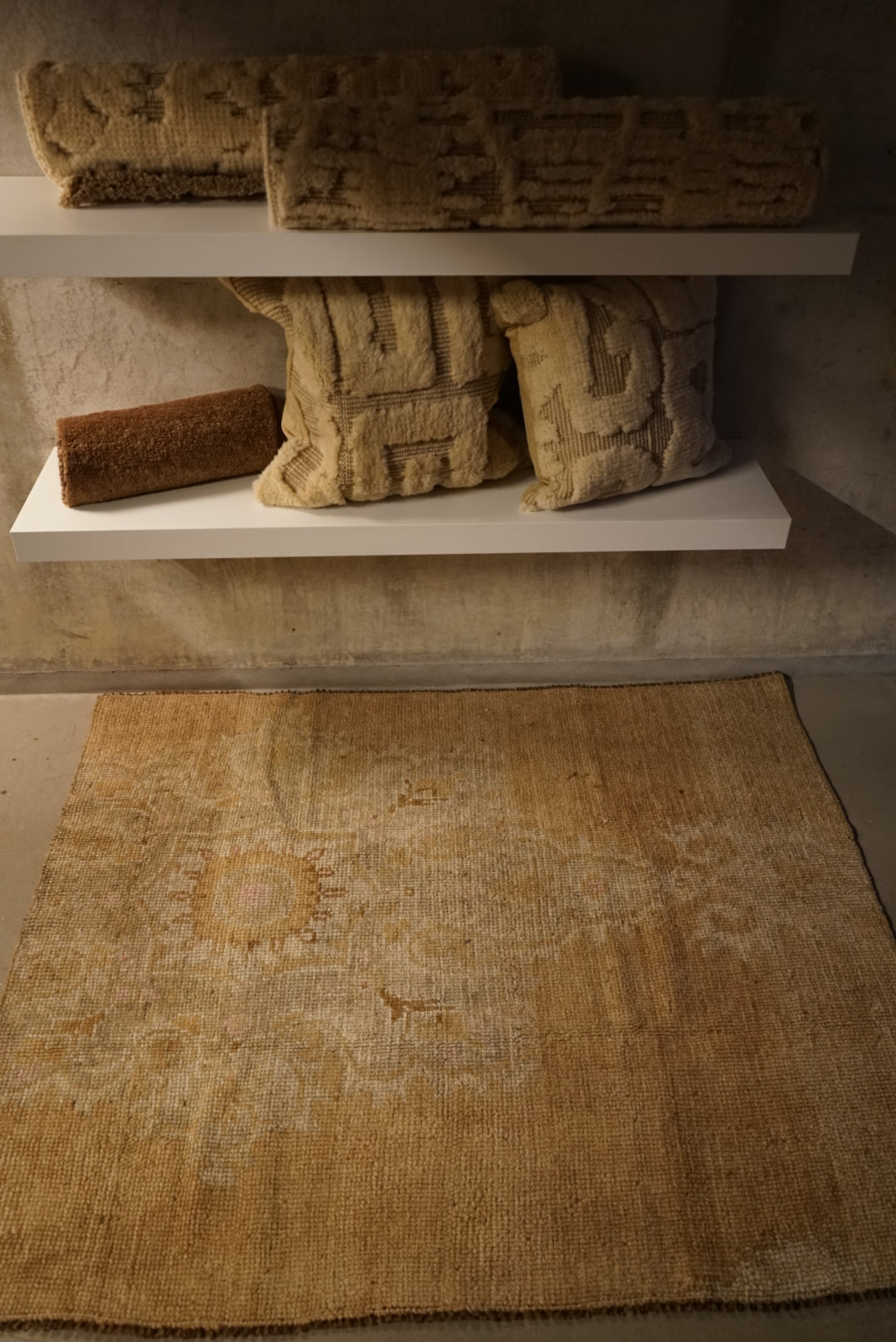 Türkiye Old Oushak Beige Medallion Flower Small size 1970年代 129 × 106 cm No.TR25238