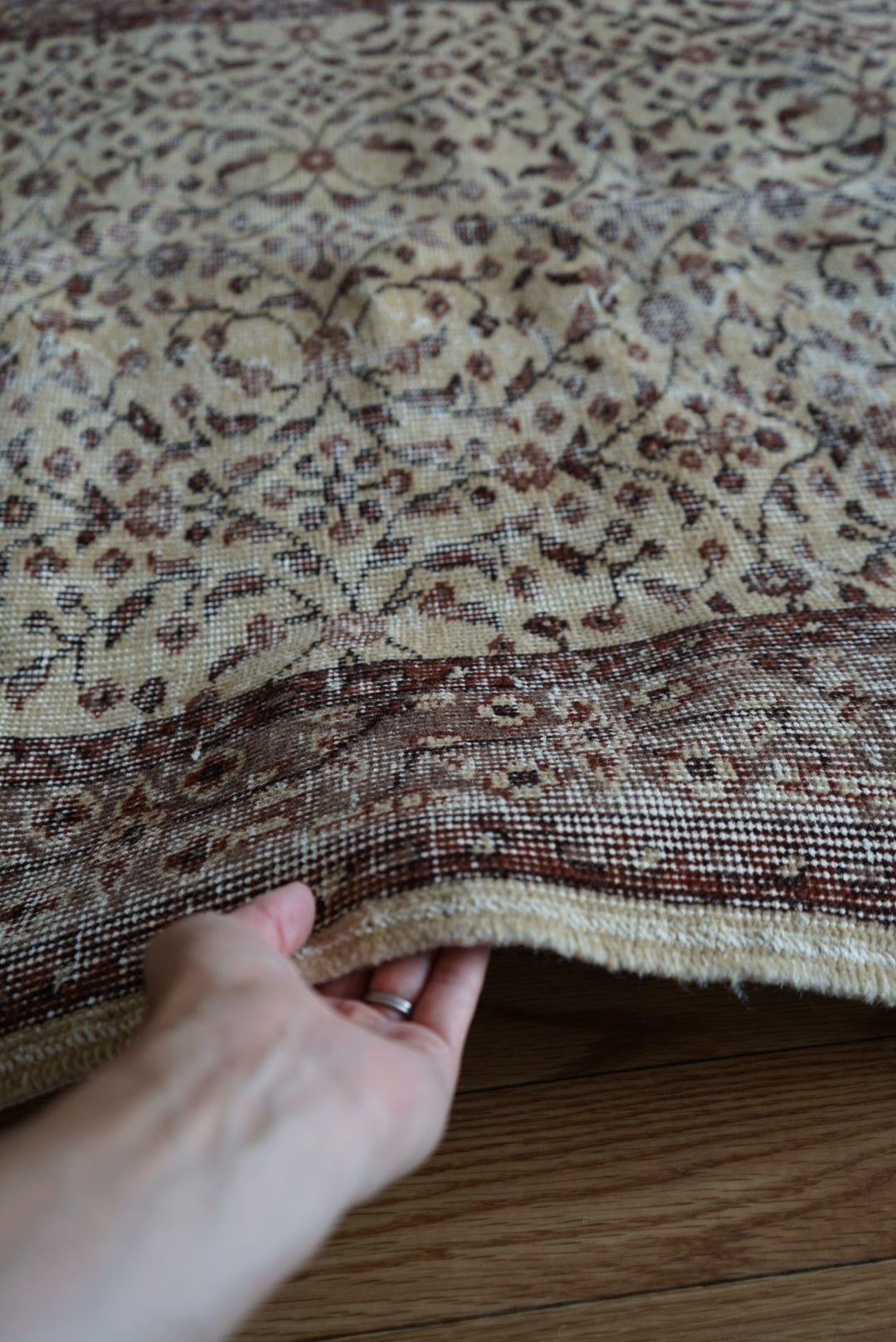 Türkiye Old Isparta Beige ,  Azuki Color Flower 1970年代 198.5 × 117 cm No.TR25519 / 国内送料無料・羊毛手織り絨毯
