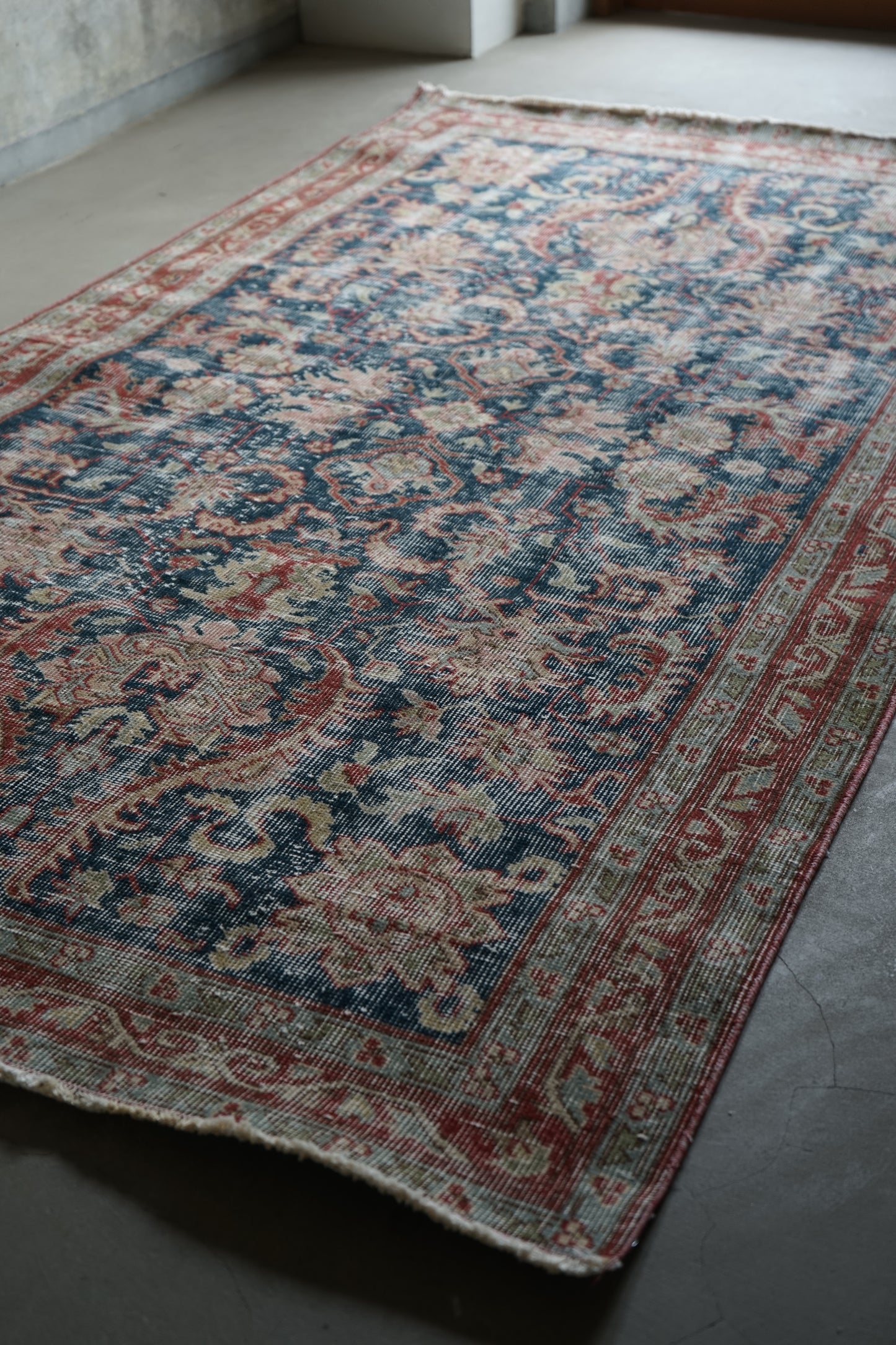 TURKEY OLD ISPARTA NAVY FLORAL 1970年代 207 × 114 cm No.TR25176