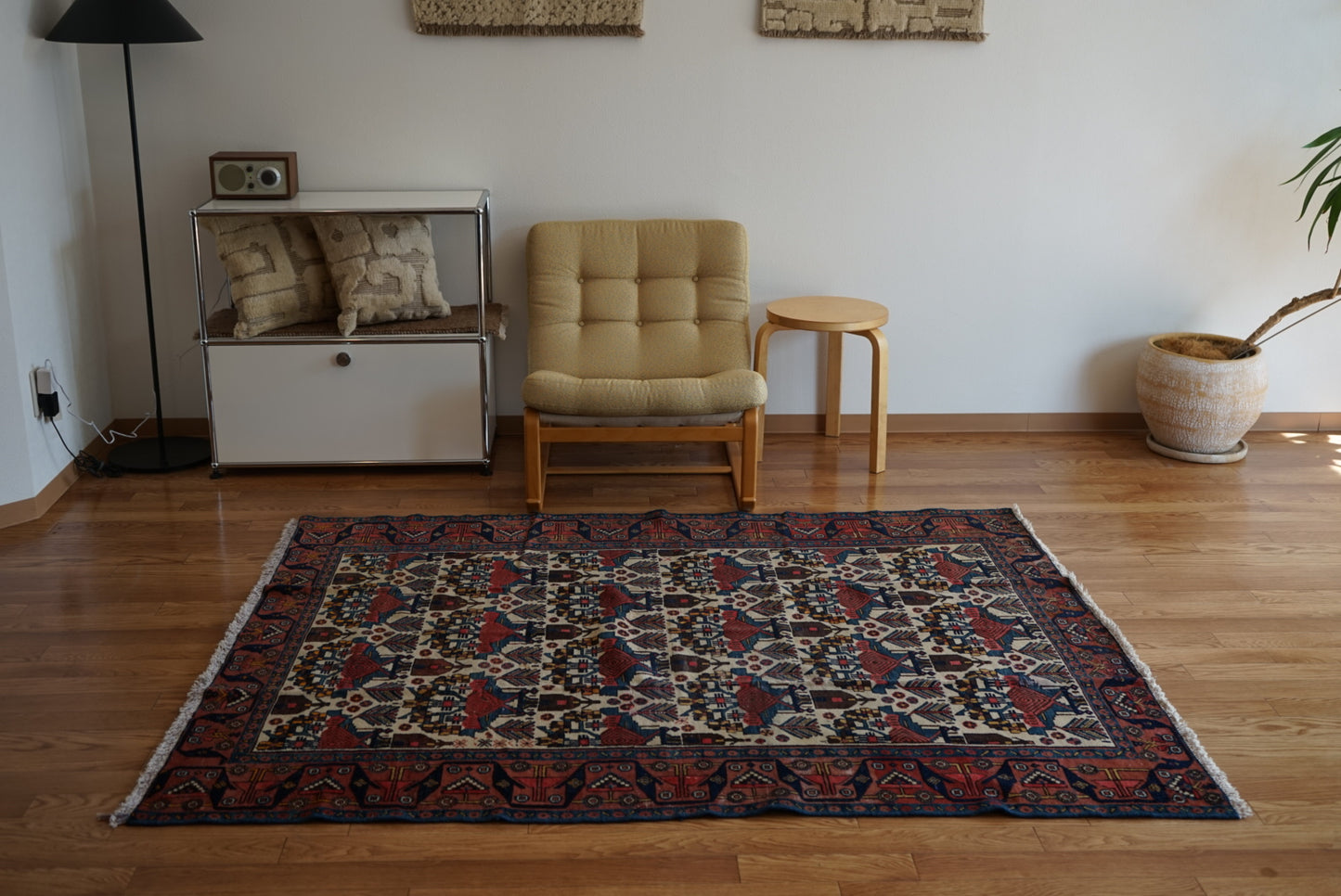 店頭販売 IRAN ANTIQUE BAKHTIARI GAVAN BUSHES
1870年代 185.5 × 146 cm