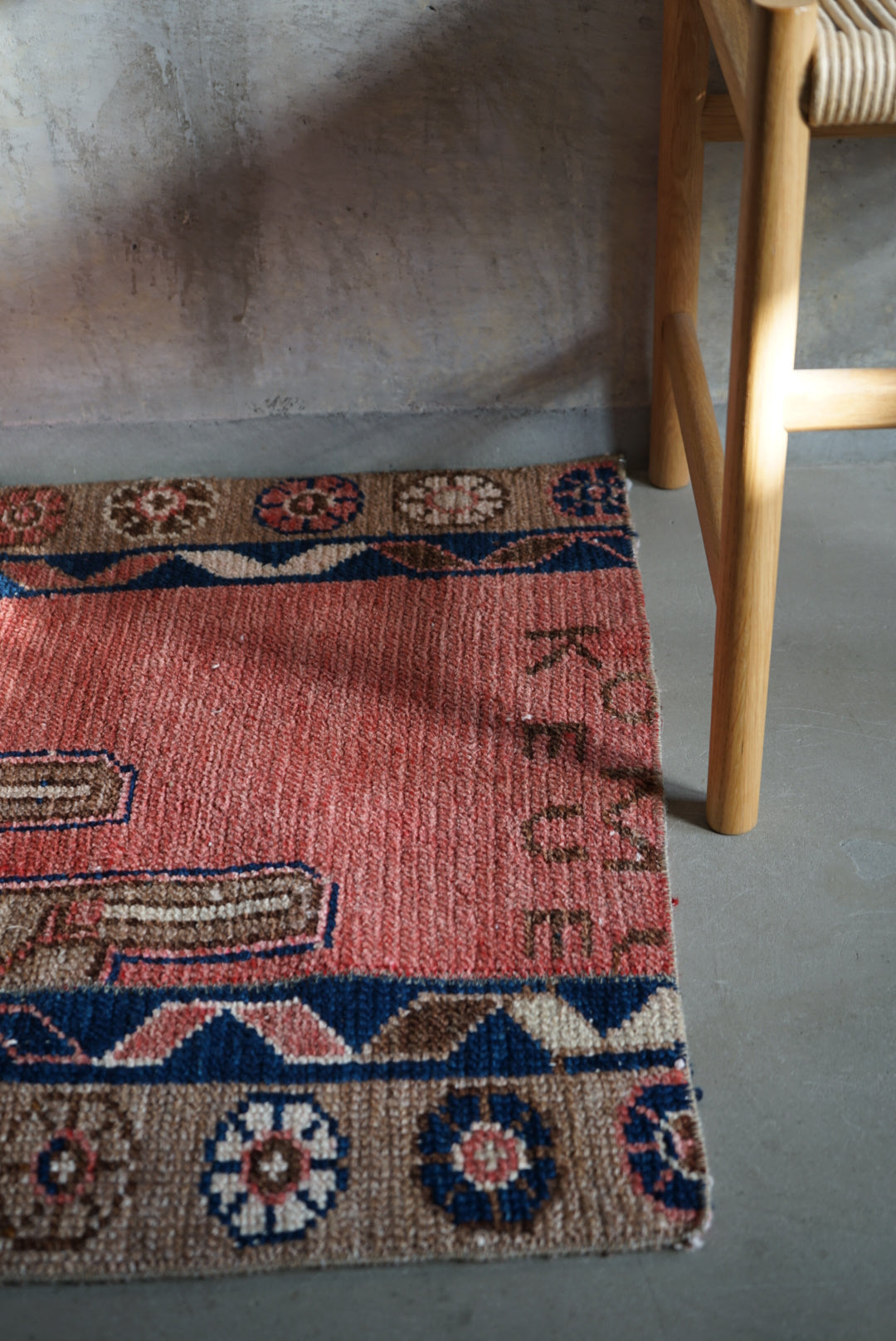 Türkiye Old Oushak Salmon Pink , Navy Runner 1970年代 133.5 × 68 cm No.TR25295