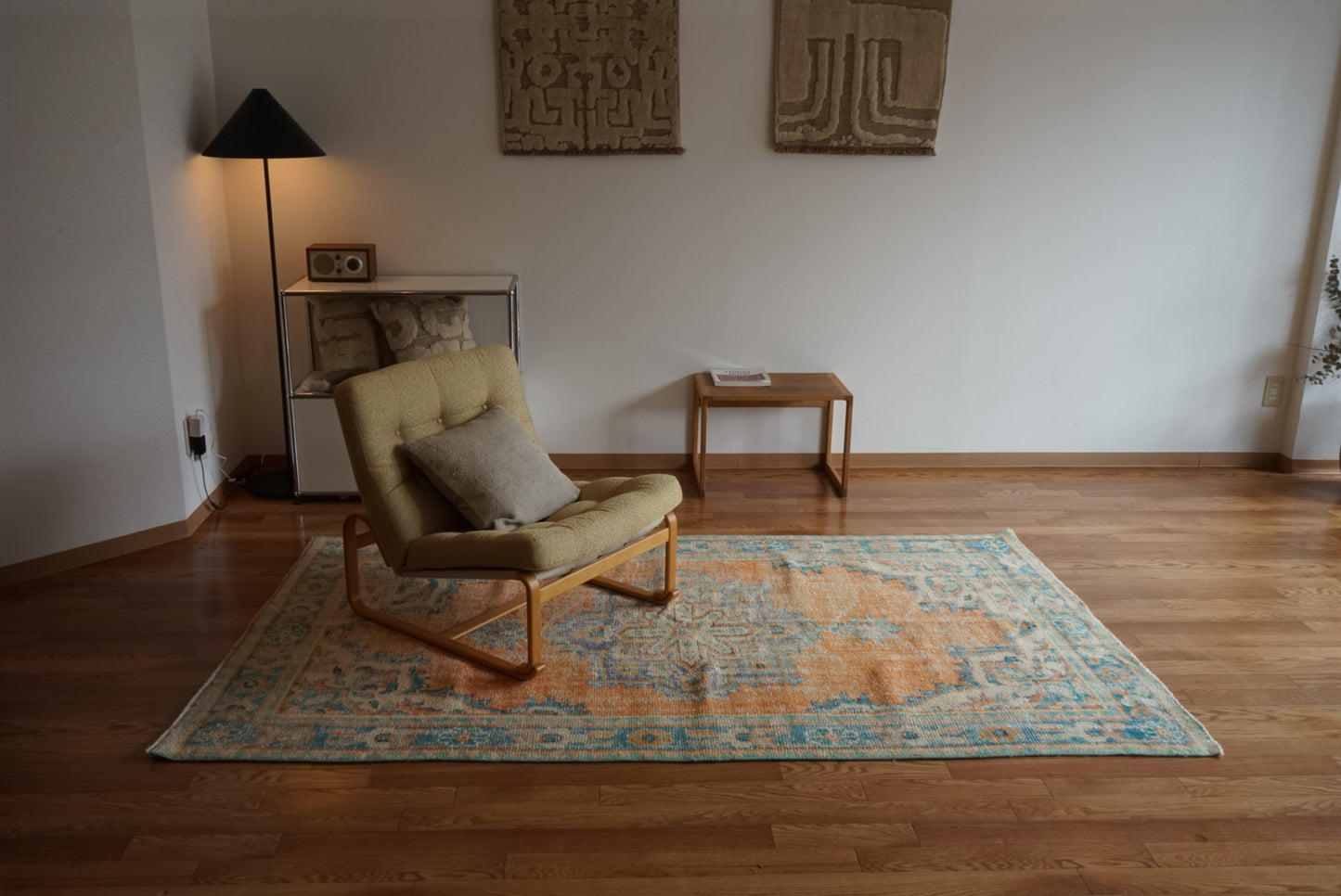 Türkiye Old Isparta Beige , Orange , Blue , Green Flower Medallion 1970年代 232 × 132 cm No.TR25510 / 国内送料無料・羊毛手織り絨毯