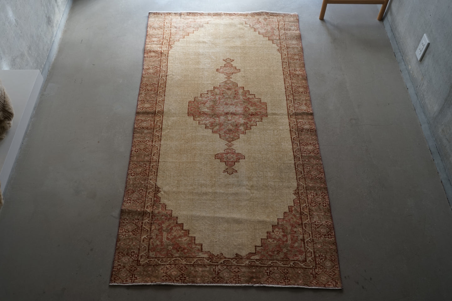 TURKEY OLD ISPARTA BEIGE MEDALION 1970年代 172 × 92 cm No.TR25200