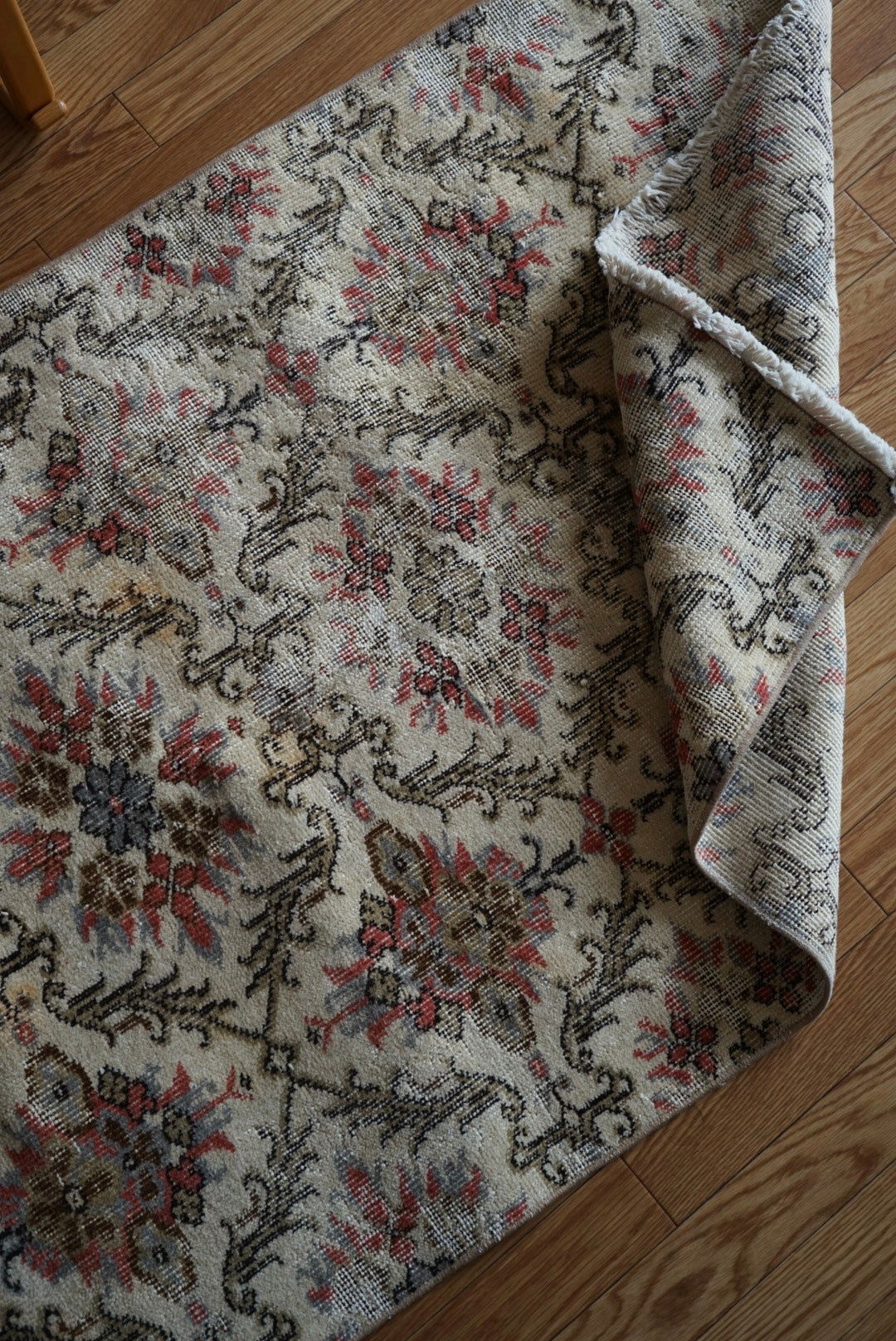Türkiye Old Isparta Cream , Scarlet Color Flower 1970年代 194 × 95 cm No.TR25520 / 国内送料無料・羊毛手織り絨毯