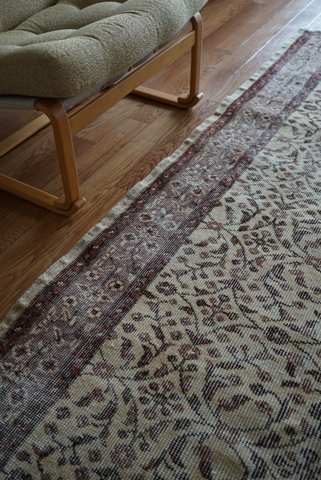 Türkiye Old Isparta Beige ,  Azuki Color Flower 1970年代 198.5 × 117 cm No.TR25519 / 国内送料無料・羊毛手織り絨毯
