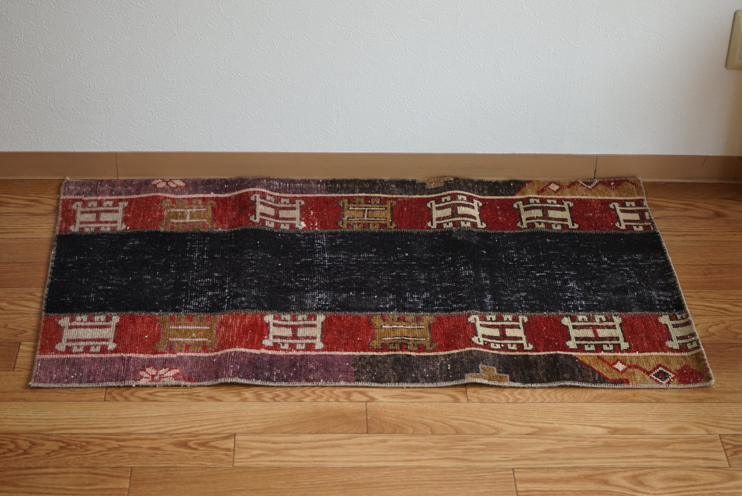 Türkiye Old Oushak Black , Red Patchwork Runner 1970年代 109 × 61.5 cm No.TR25421