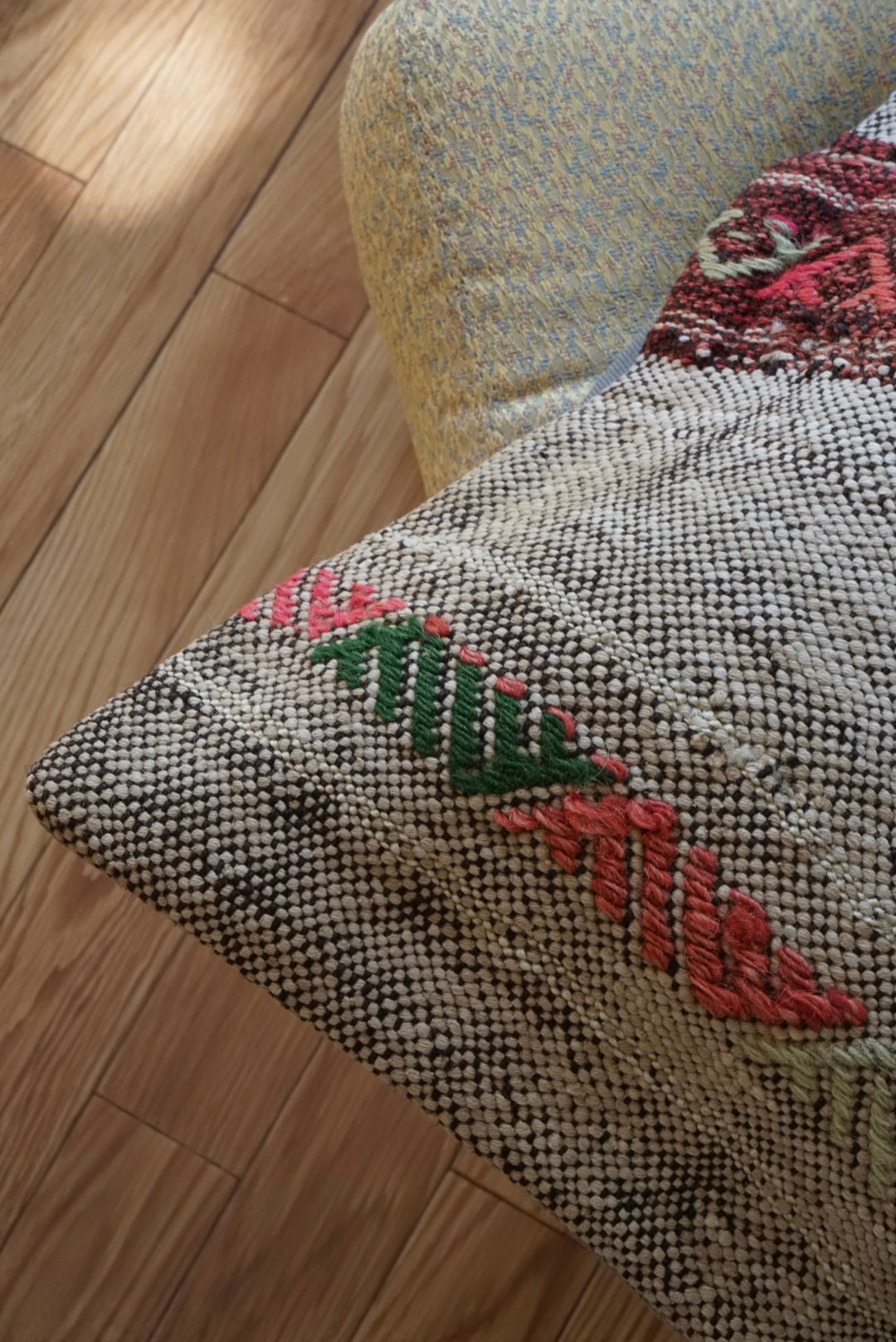 Türkiye Old Kilim Cushion Cover Milky White , Azuki , Tribal design 50 × 50 cm No.TR25458