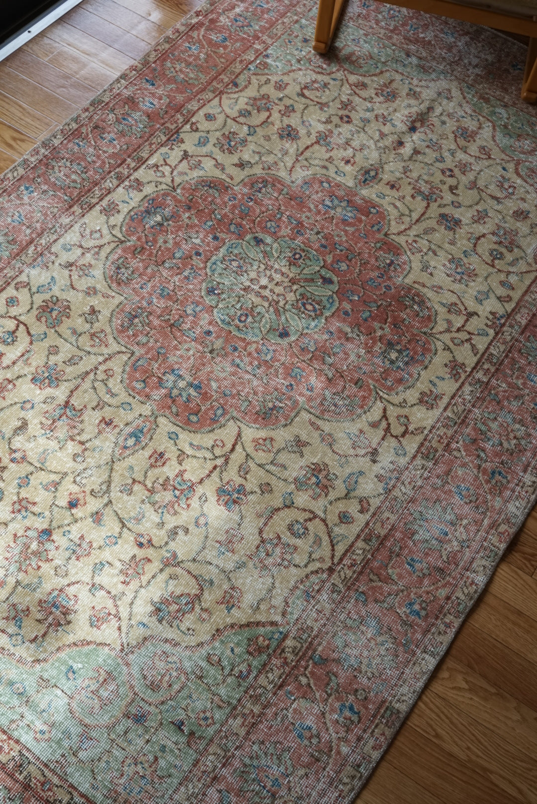 Türkiye Old Isparta Beige , Red , Green Medallion 1960年代 244 × 142 cm No.TR25455