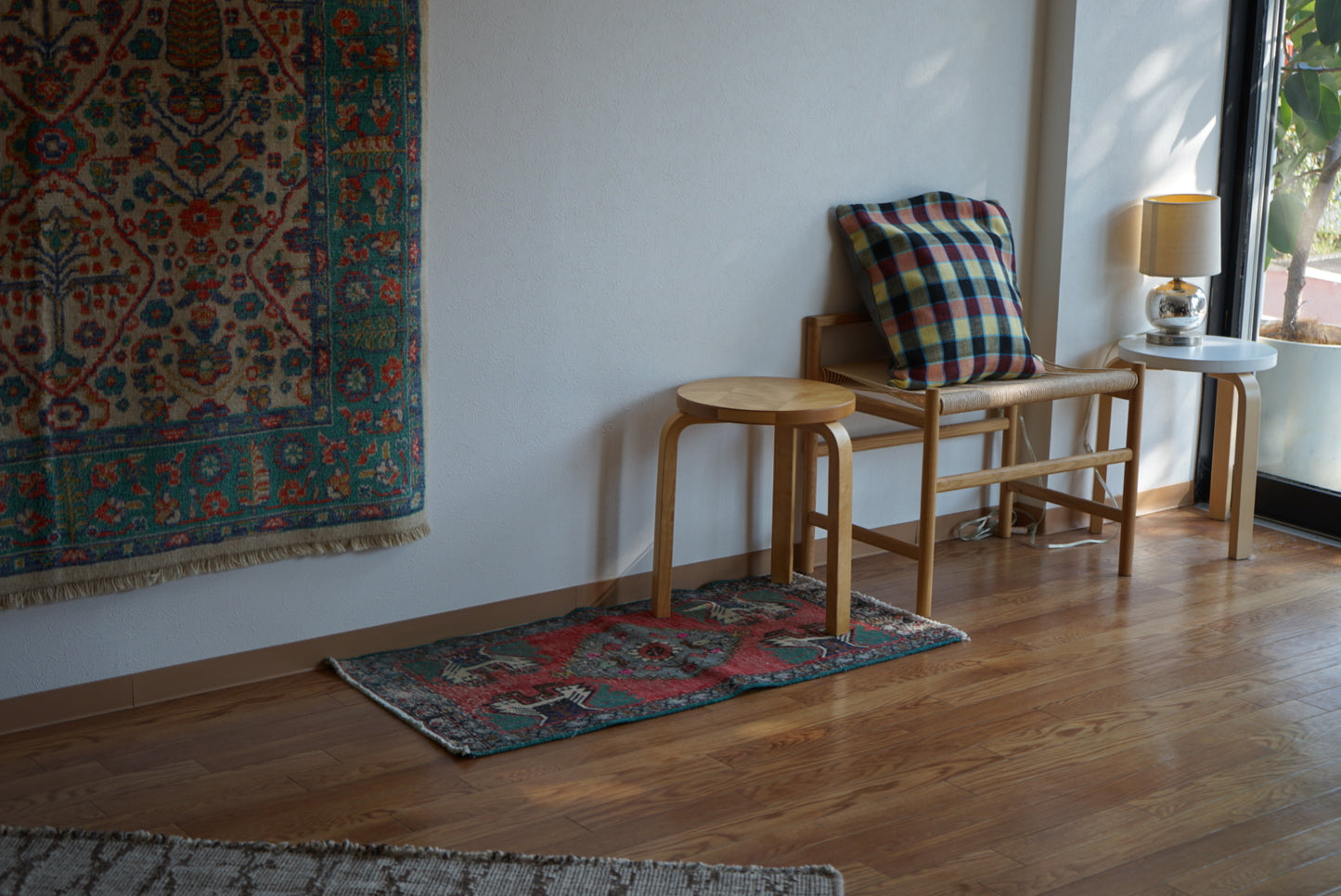 Türkiye Old Oushak Red , Green Flower 1970年代 109 × 54 cm No.TR25540 / 国内送料無料・羊毛手織り絨毯
