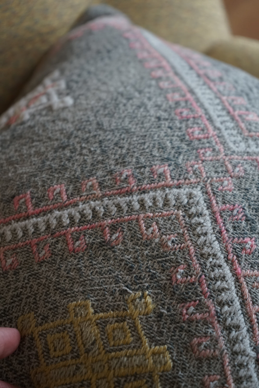 Türkiye Old Kilim Cushion Cover Tribal Design Glay 41 × 41 cm No.TR25533 / 送料無料・羊毛手織りキリム