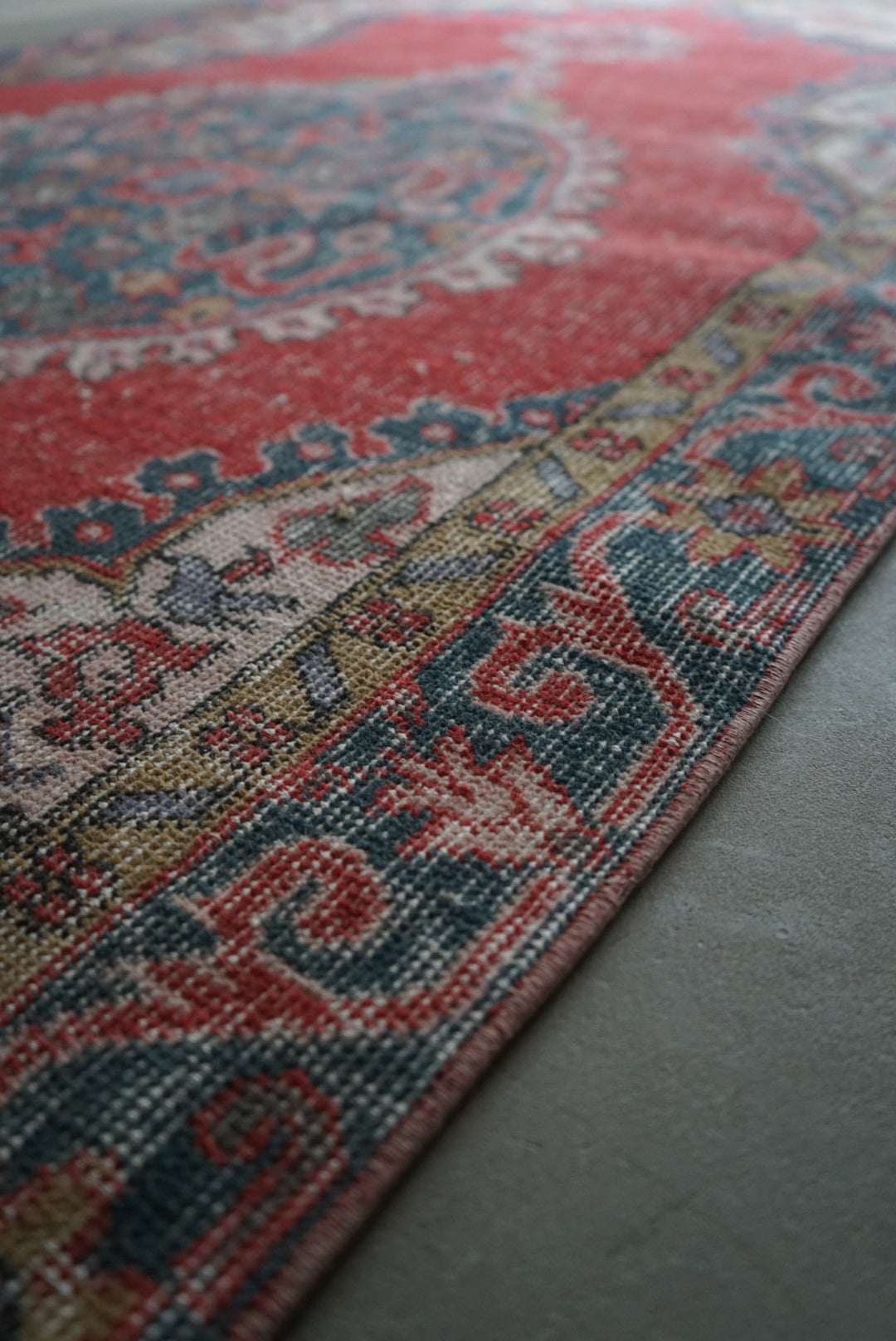 TURKEY OLD ISPARTA RED 1970年代 198 × 109 cm No.TR25143