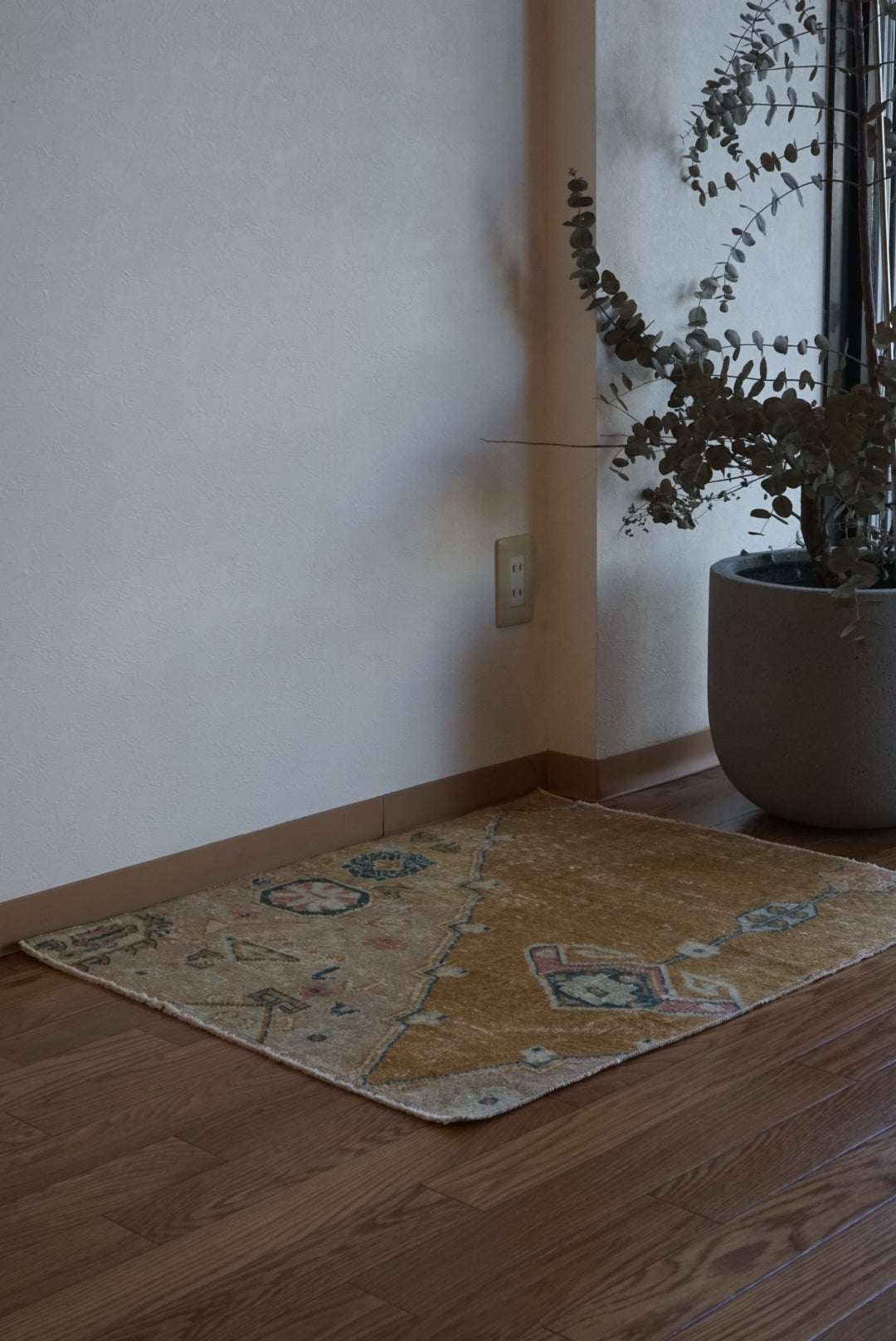 Türkiye Old Oushak Beige , Brass 1970年代 85 × 70 cm No.TR25479 / 国内送料無料
