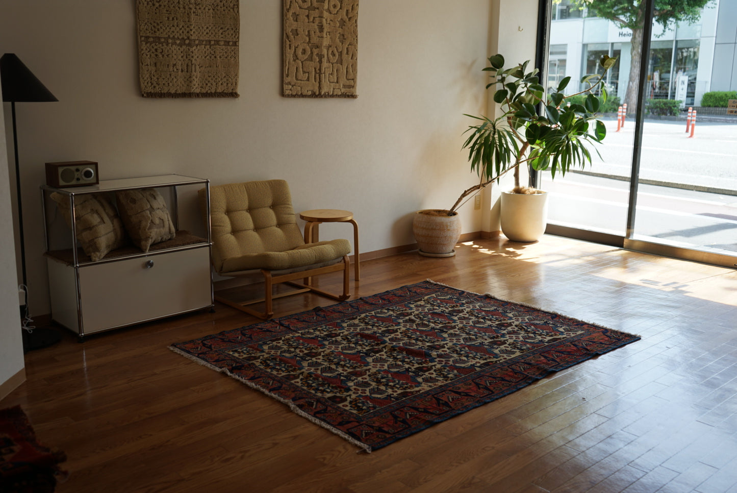 店頭販売 IRAN ANTIQUE BAKHTIARI GAVAN BUSHES
1870年代 185.5 × 146 cm