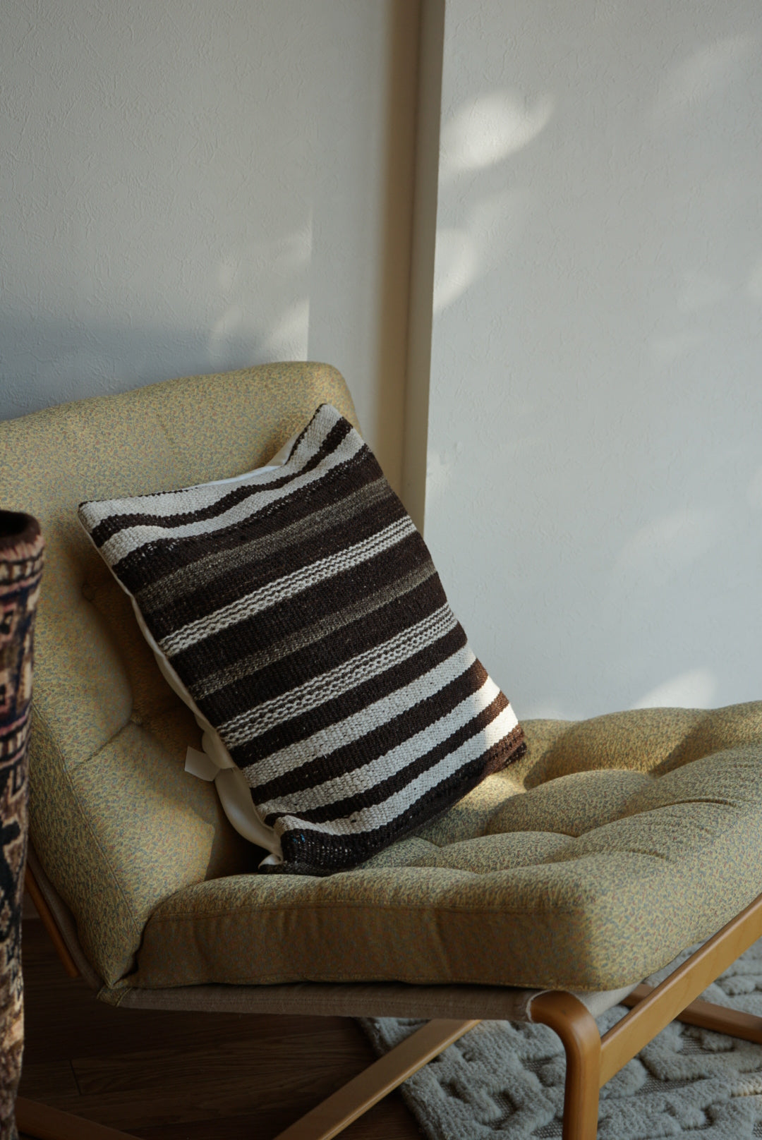 Türkiye Old Kilim Cushion Cover Brown , White Stripe Design 45 × 45 cm No.TR25553 / 送料無料・羊毛手織りキリム
