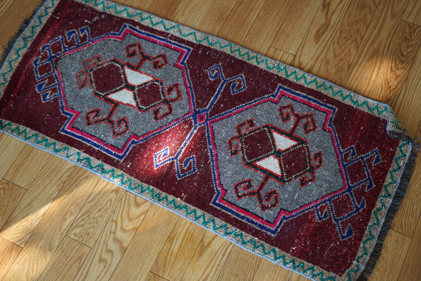 Türkiye Old Oushak Red , Green 1970年代 110.5 × 52 cm No.TR25541 / 国内送料無料・羊毛手織り絨毯