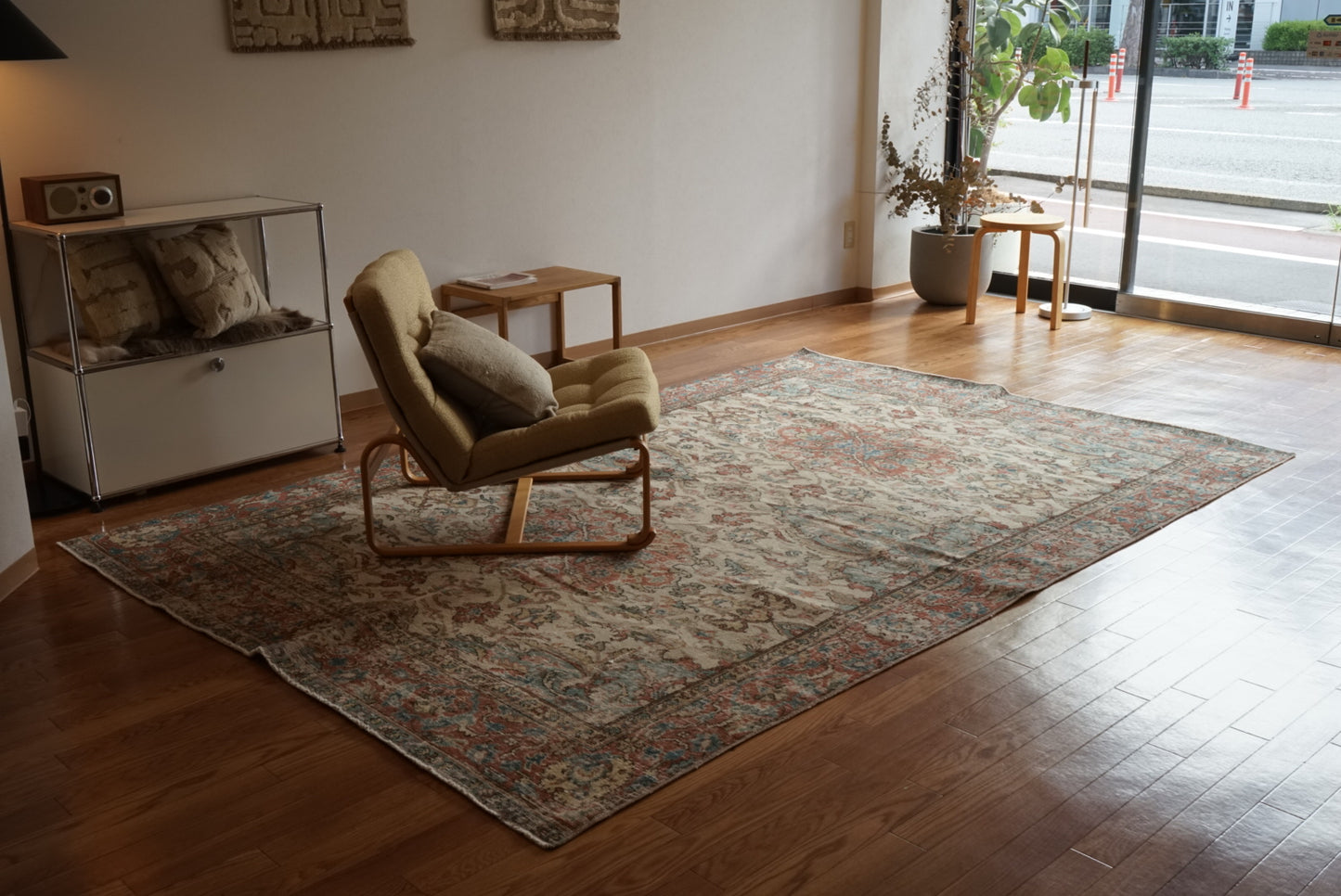 Türkiye Old Isparta Beige , Bric Red , Saxe Blue Flower 1970年代 286 × 189 cm No.TR25506 / 国内送料無料・羊毛手織り絨毯