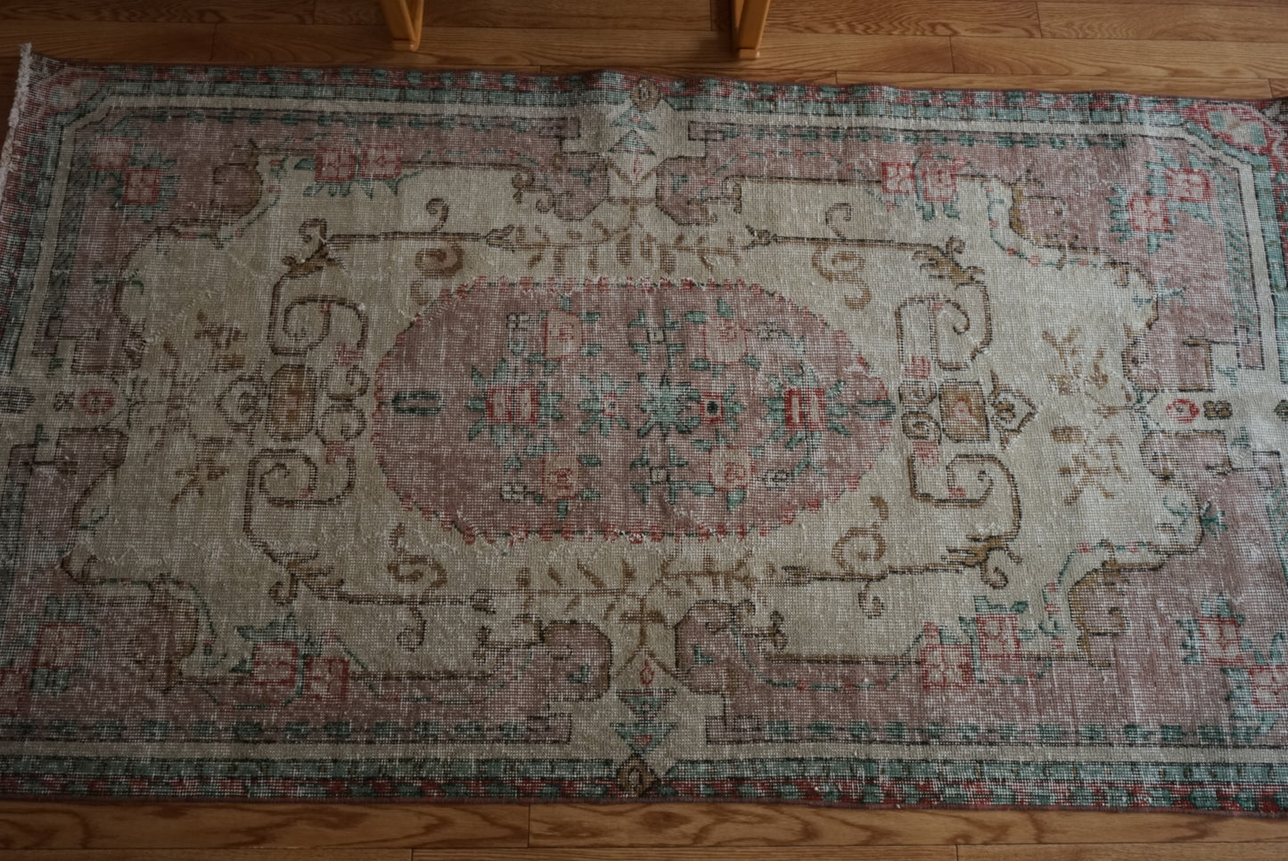Türkiye Old Isparta Beige , Pink , Green Flower Garden 1970年代 208 × 113 cm No.TR25509 / 国内送料無料・羊毛手織り絨毯