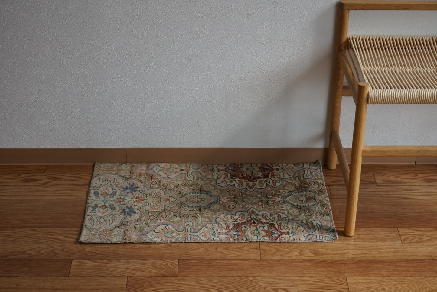 Türkiye Old Oushak Beige Flower 1970年代 71.5 × 42.5 cm No.TR25500 / 国内送料無料