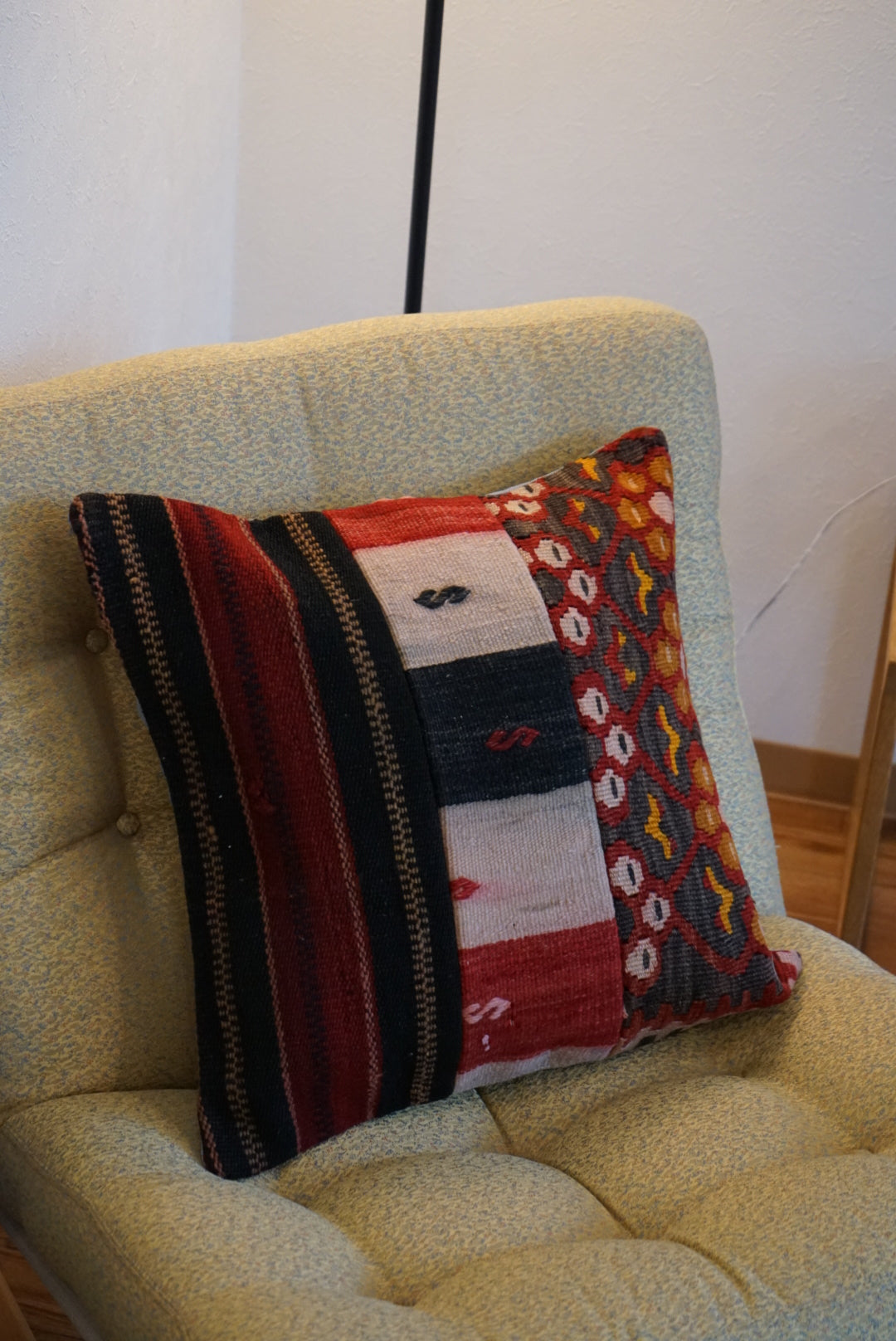Türkiye Old Kilim Cushion Cover Red , Black , Beige Patchwork Design 45 × 45 cm No.TR25569 / 送料無料・羊毛手織りキリム