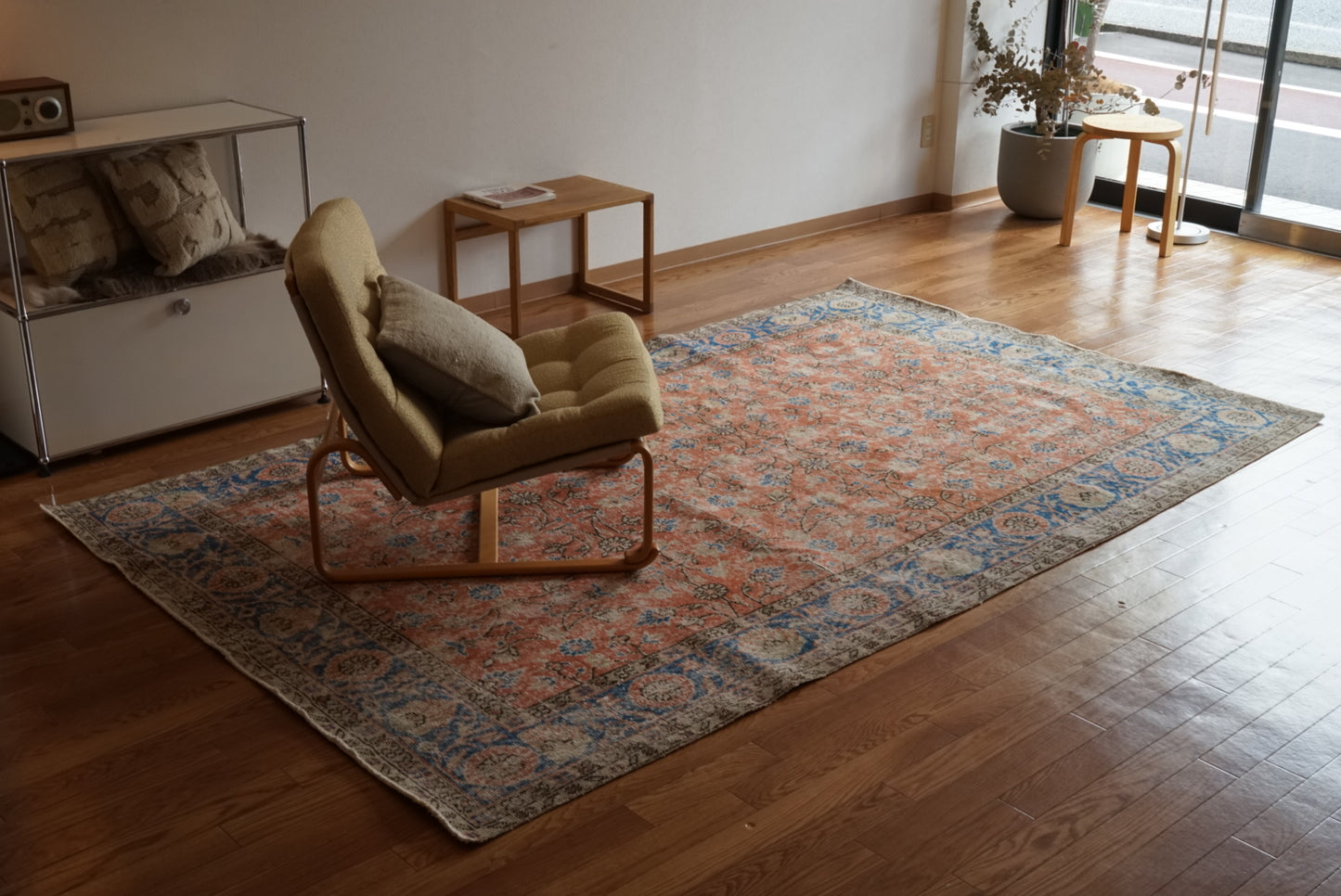 Türkiye Old Isparta Scarlet , Blue 1970年代 271.5 × 164 cm No.TR25507 / 国内送料無料・羊毛手織り絨毯