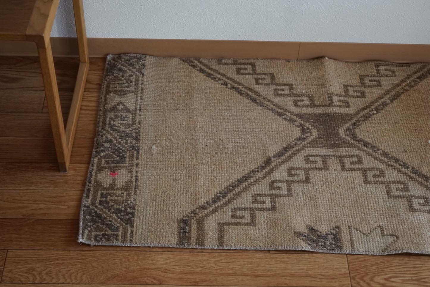 Türkiye Old Oushak Beige 1970年代 105.5 × 57 cm No.TR25513 / 国内送料無料・羊毛手織り絨毯