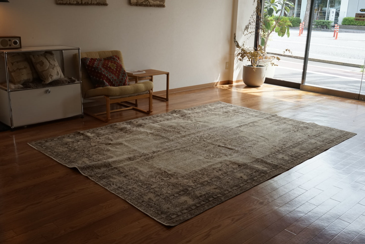 Türkiye Old Isparta Medallion Beige , Glay 1960年代 255.5 × 184 cm No.TR25491 / 国内送料無料