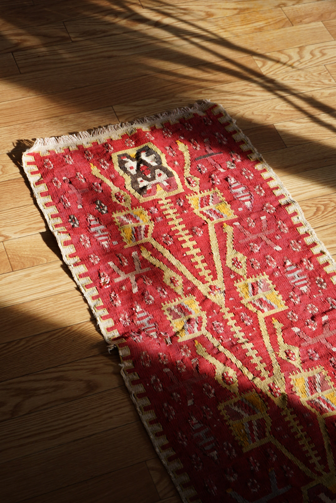 店頭販売 Tribal rug Türkiye Old Anatoria Kilim Tapestry Red , Yellow " Tree of life " 1960年代 111 × 53 cm No.TR25565 / 国内送料無料・羊毛手織りキリム
