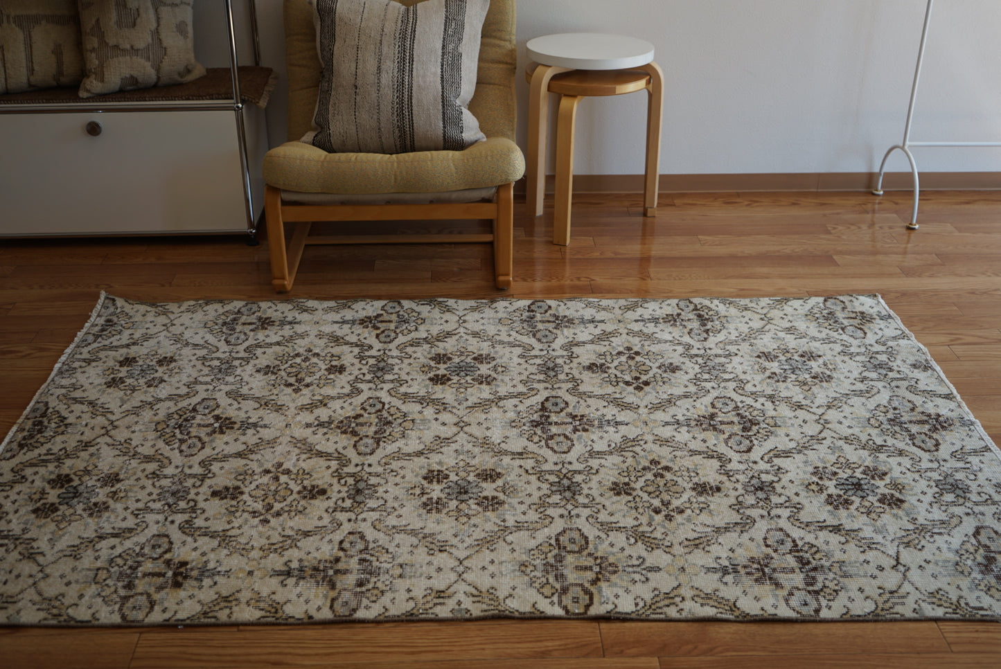 Türkiye Old Isparta Beige , Blue Floral 1970年代 191.5 × 116 cm No.TR25407