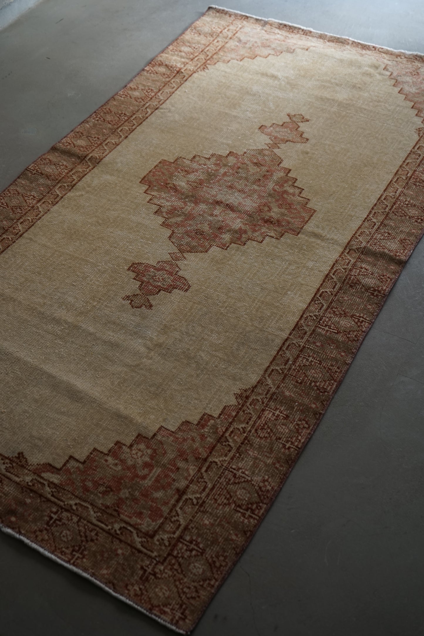 TURKEY OLD ISPARTA BEIGE MEDALION 1970年代 172 × 92 cm No.TR25200