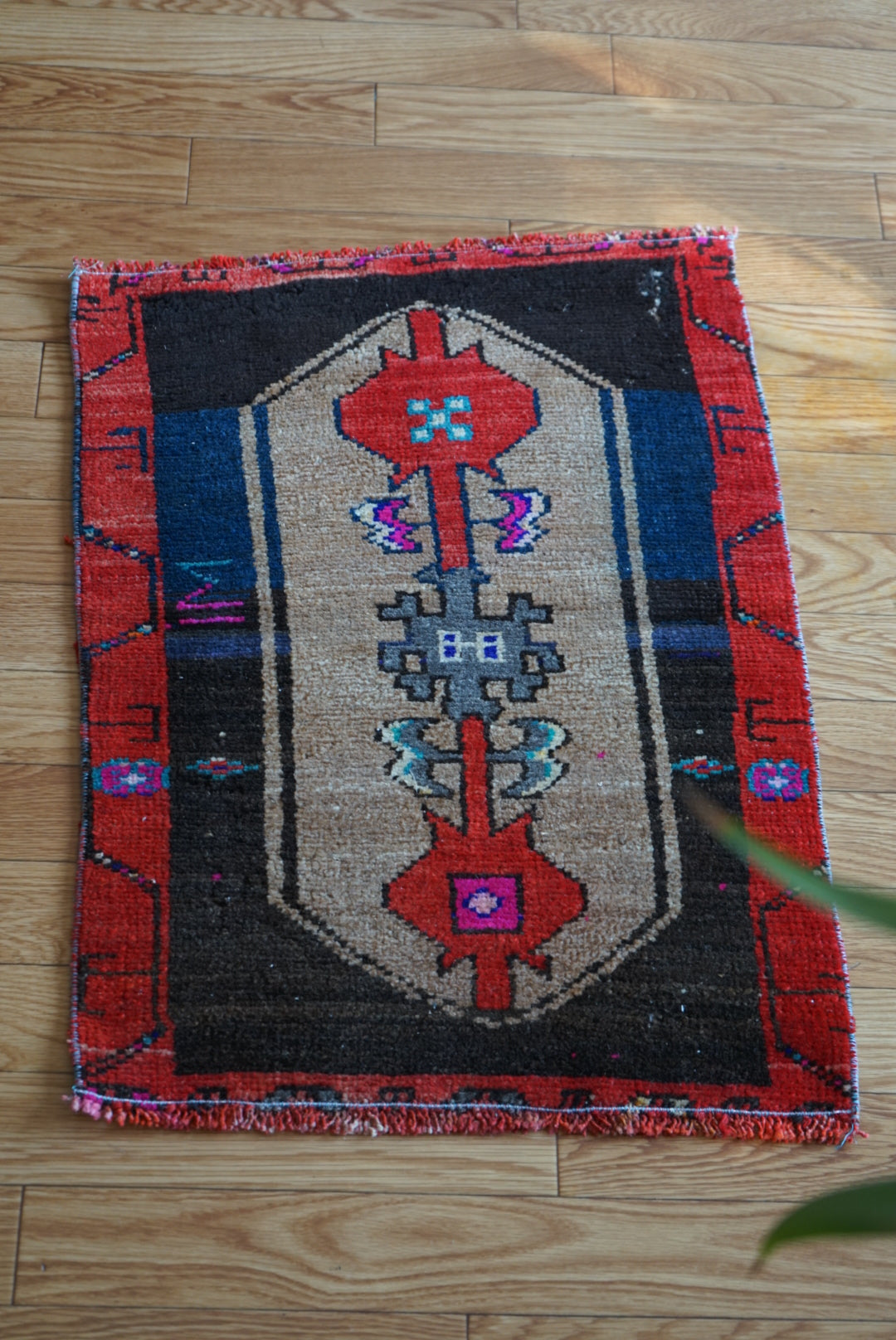 Türkiye Old Oushak Red , Beige , Black 1970年代 72.5 × 52 cm No.TR25545 / 国内送料無料・羊毛手織り絨毯