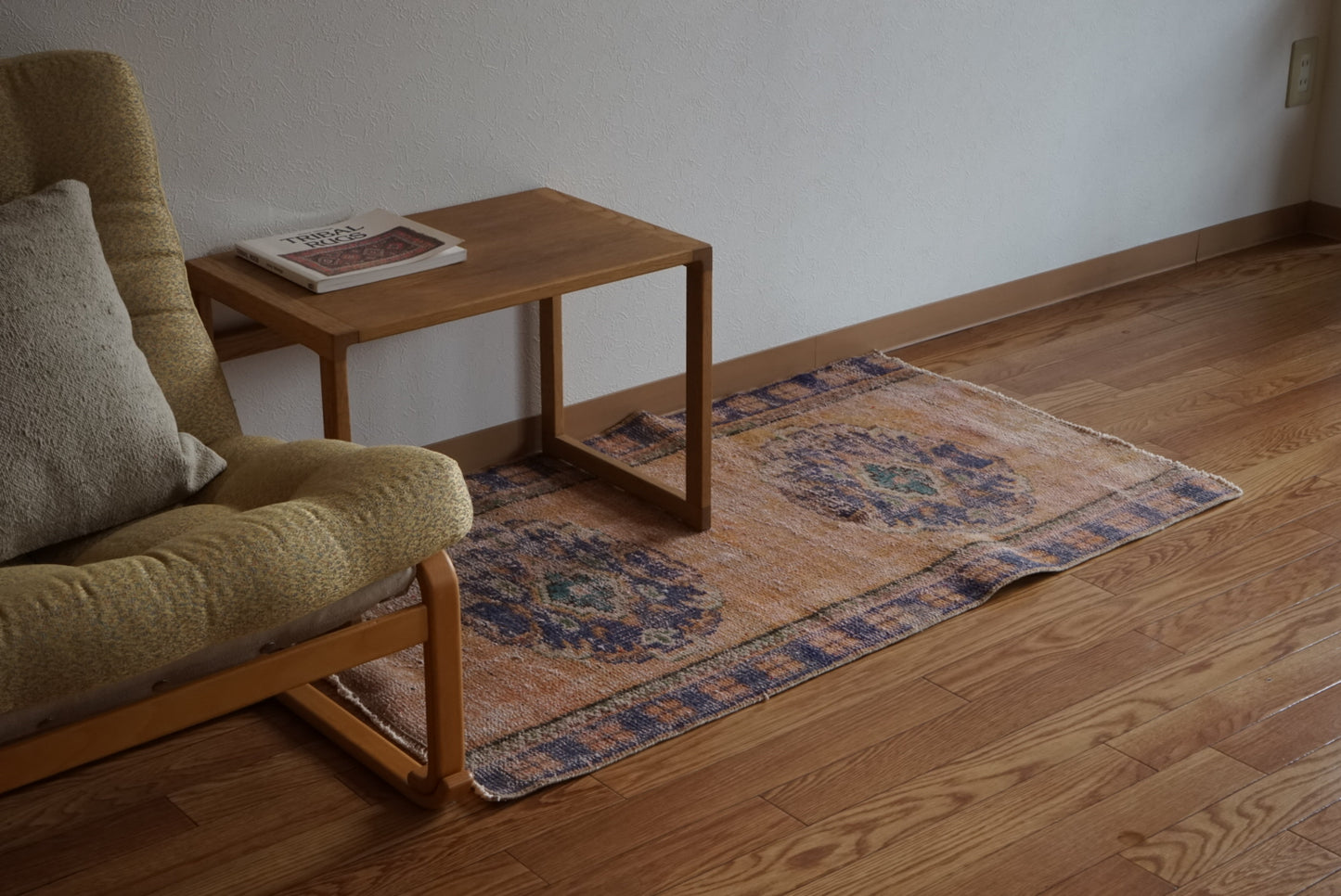 Türkiye Old Oushak Pink , Navy 1970年代 120.5 × 72 cm No.TR25498 / 国内送料無料