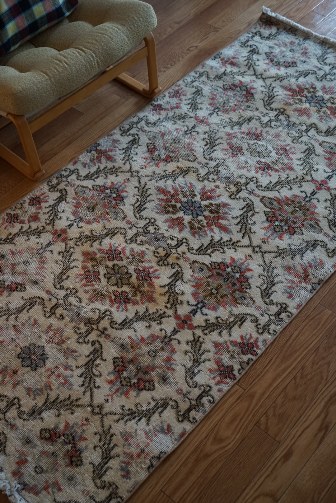 Türkiye Old Isparta Cream , Scarlet Color Flower 1970年代 194 × 95 cm No.TR25520 / 国内送料無料・羊毛手織り絨毯