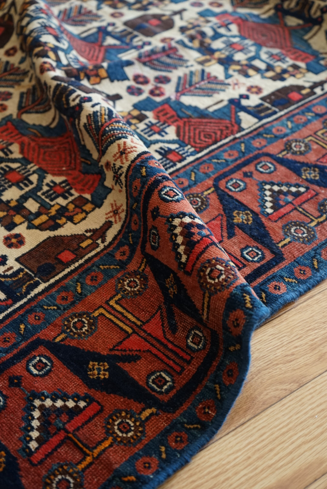 店頭販売 IRAN ANTIQUE BAKHTIARI GAVAN BUSHES
1870年代 185.5 × 146 cm