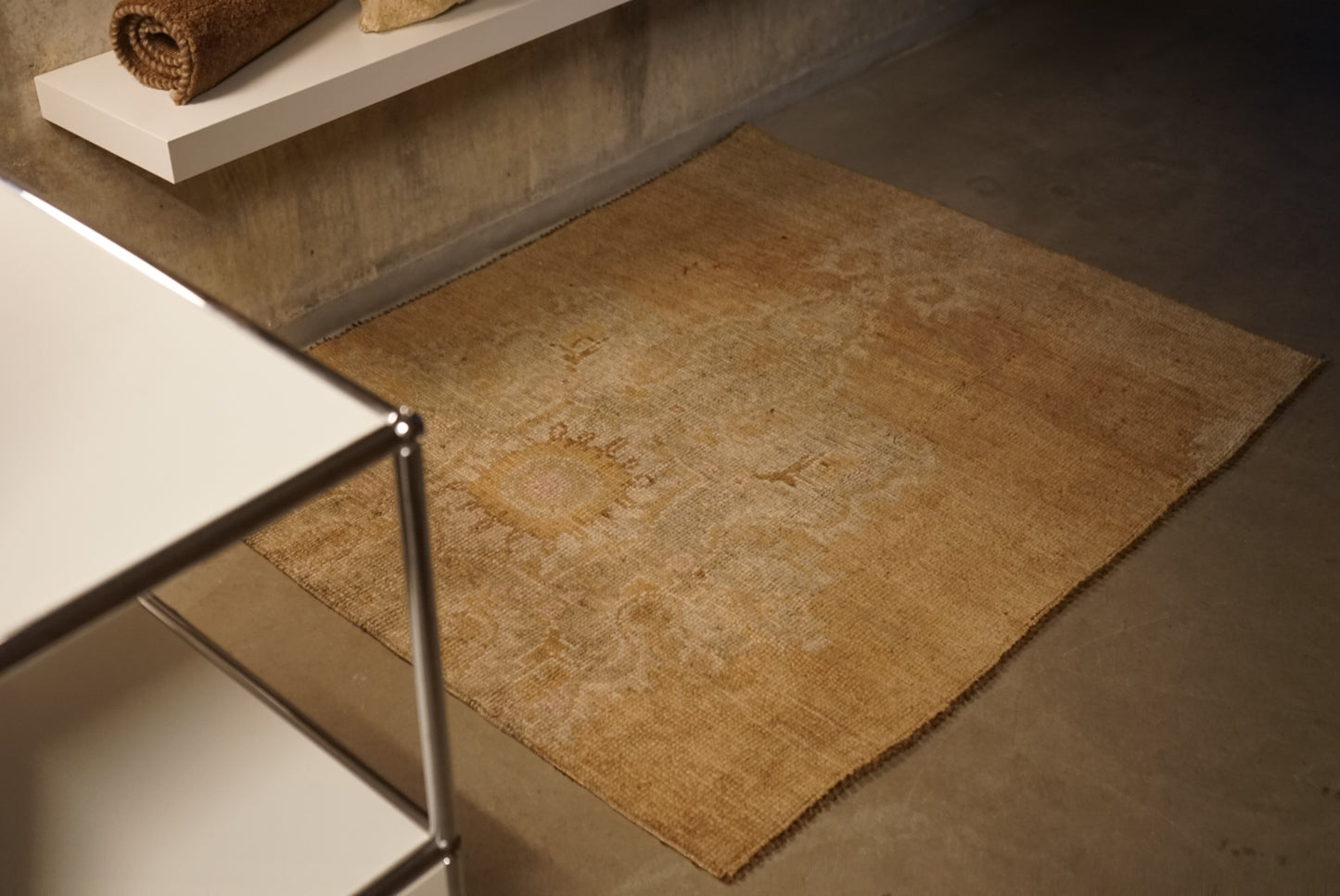 Türkiye Old Oushak Beige Medallion Flower Small size 1970年代 129 × 106 cm No.TR25238