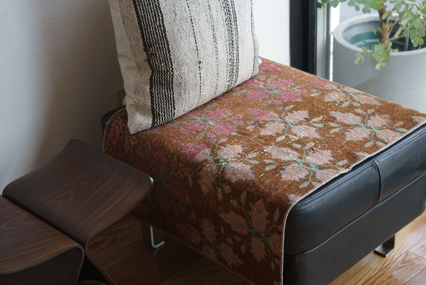 Türkiye Old Oushak Brown , Pink Flower 1960年代 96.5 × 60 cm No.TR25386