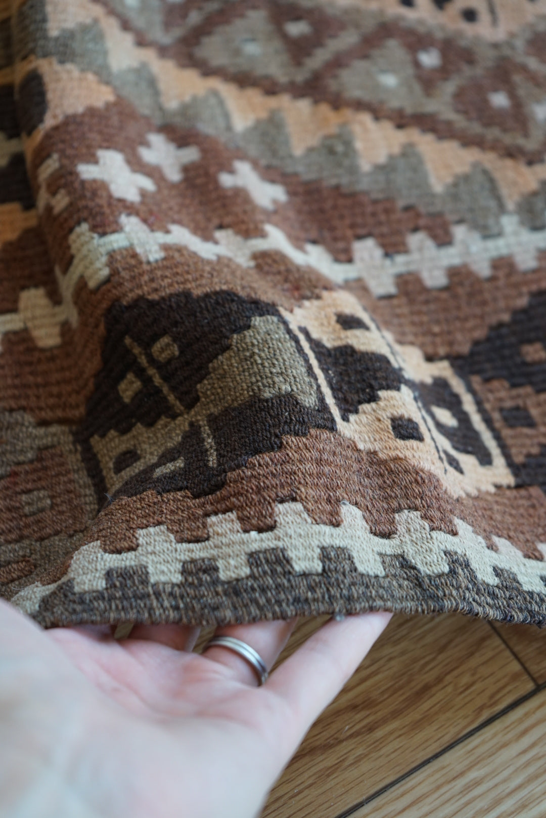 Türkiye Old Kilim Anatoria Tribal Design Brown 1960年代 132 × 79 cm No.TR25550 / 国内送料無料・羊毛手織りキリム