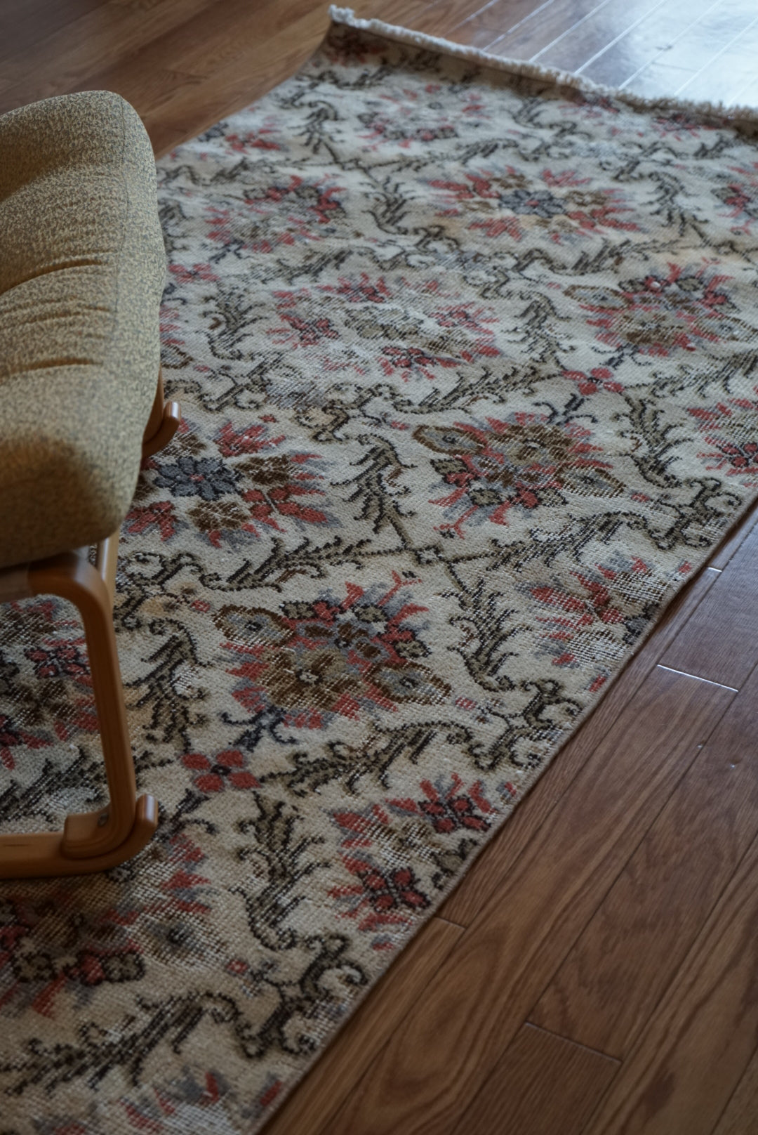 Türkiye Old Isparta Cream , Scarlet Color Flower 1970年代 194 × 95 cm No.TR25520 / 国内送料無料・羊毛手織り絨毯