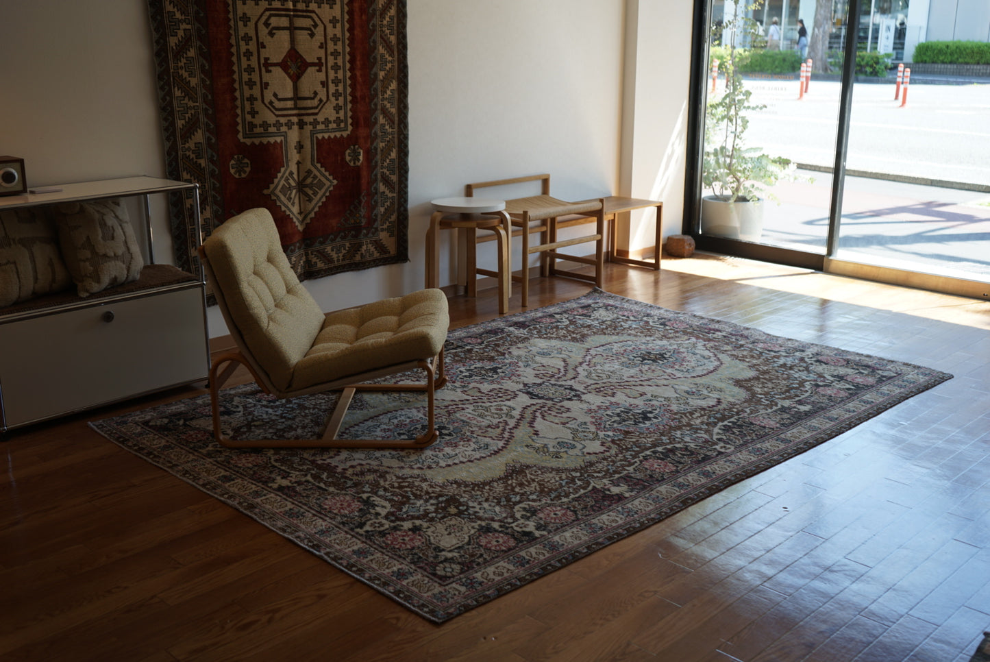 Türkiye Old Oushak Flower Medallion Black Butterfly 1970年代 263 × 176 cm No.TR25402